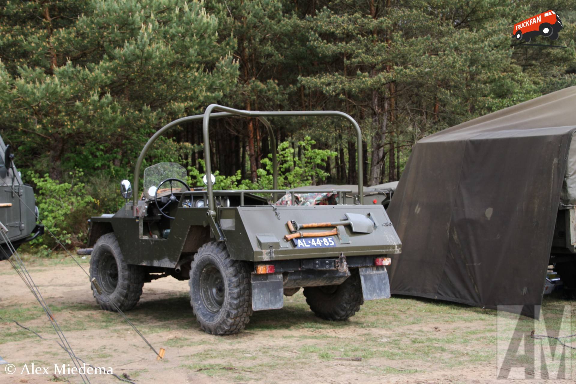 Volvo L3304 machine op militair oefenterrein