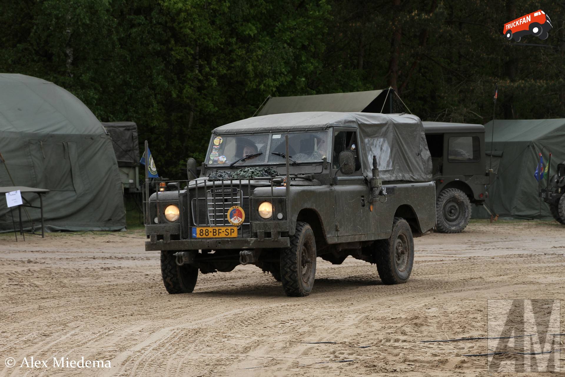 Land Rover Series uit 1980 tijdens Dutch Peace Army evenement
