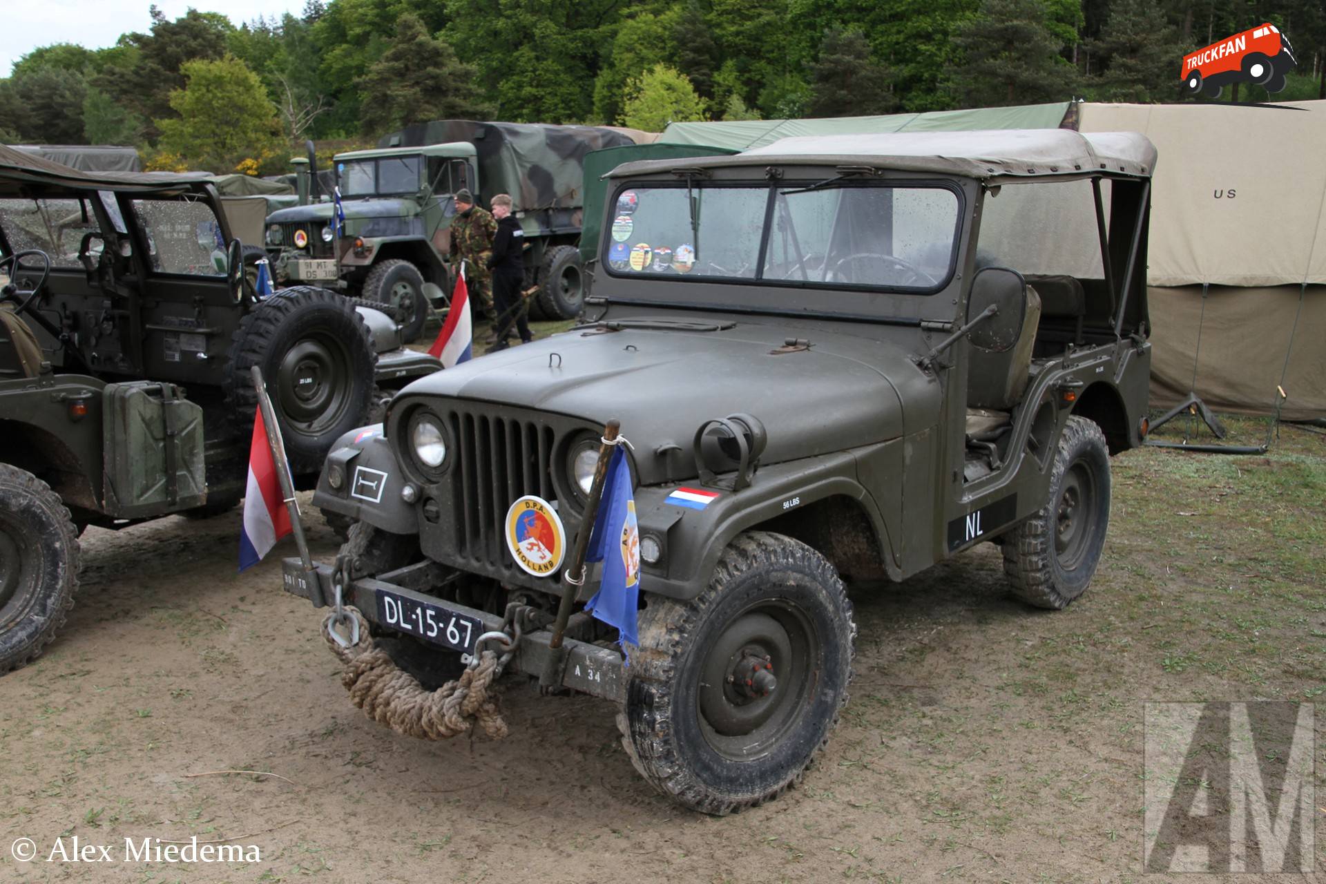 NEKAF M38A1 militair voertuig op oefenterrein