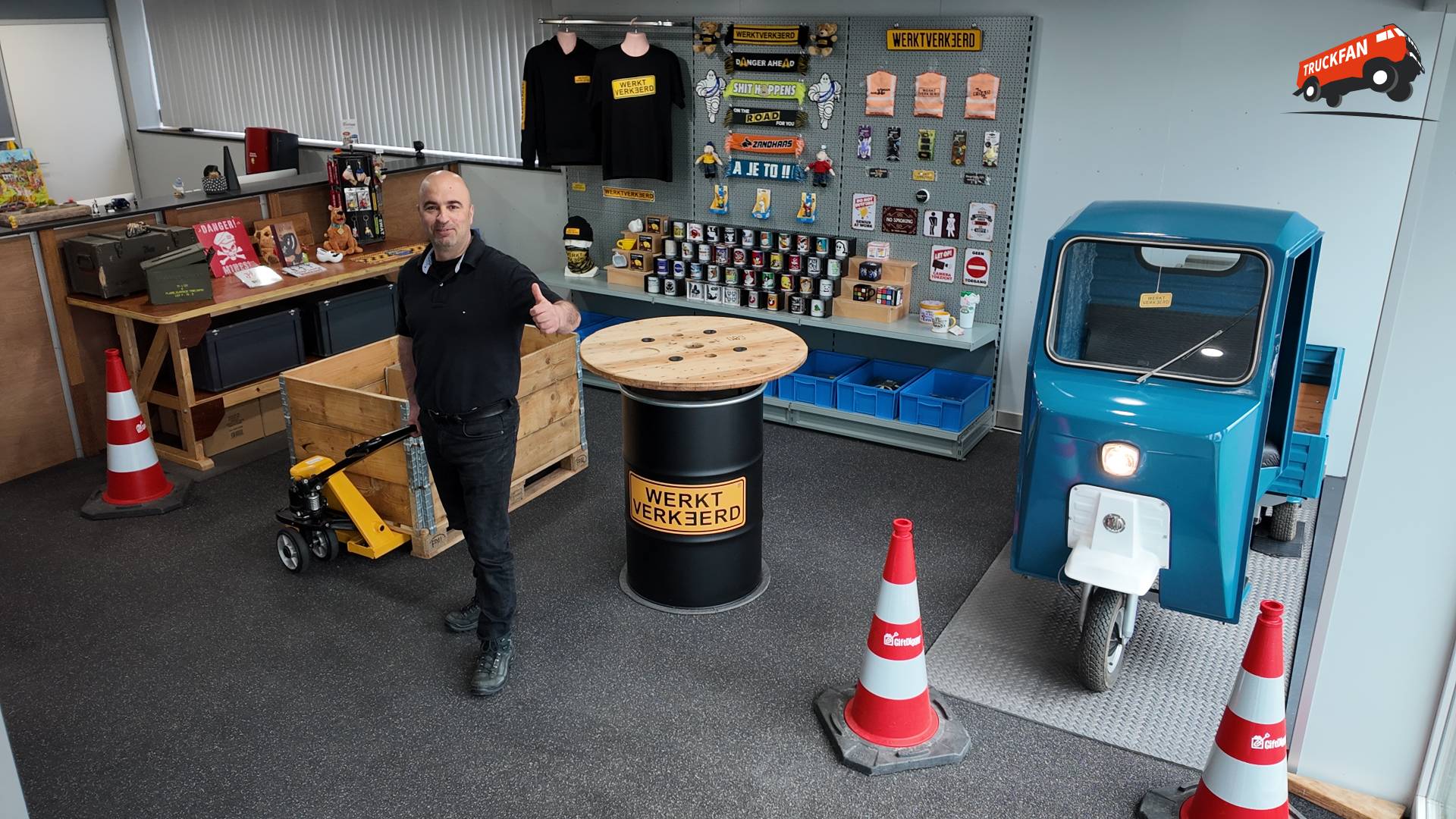 Eric ten Barge met zijn Moto Guzzi Furghino in de showroom van GiftDigger.com in Druten