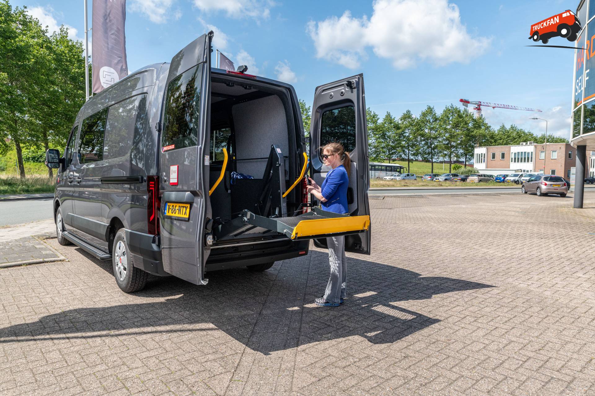 Renault Master rolstoelauto geleverd door Harbers Trucks