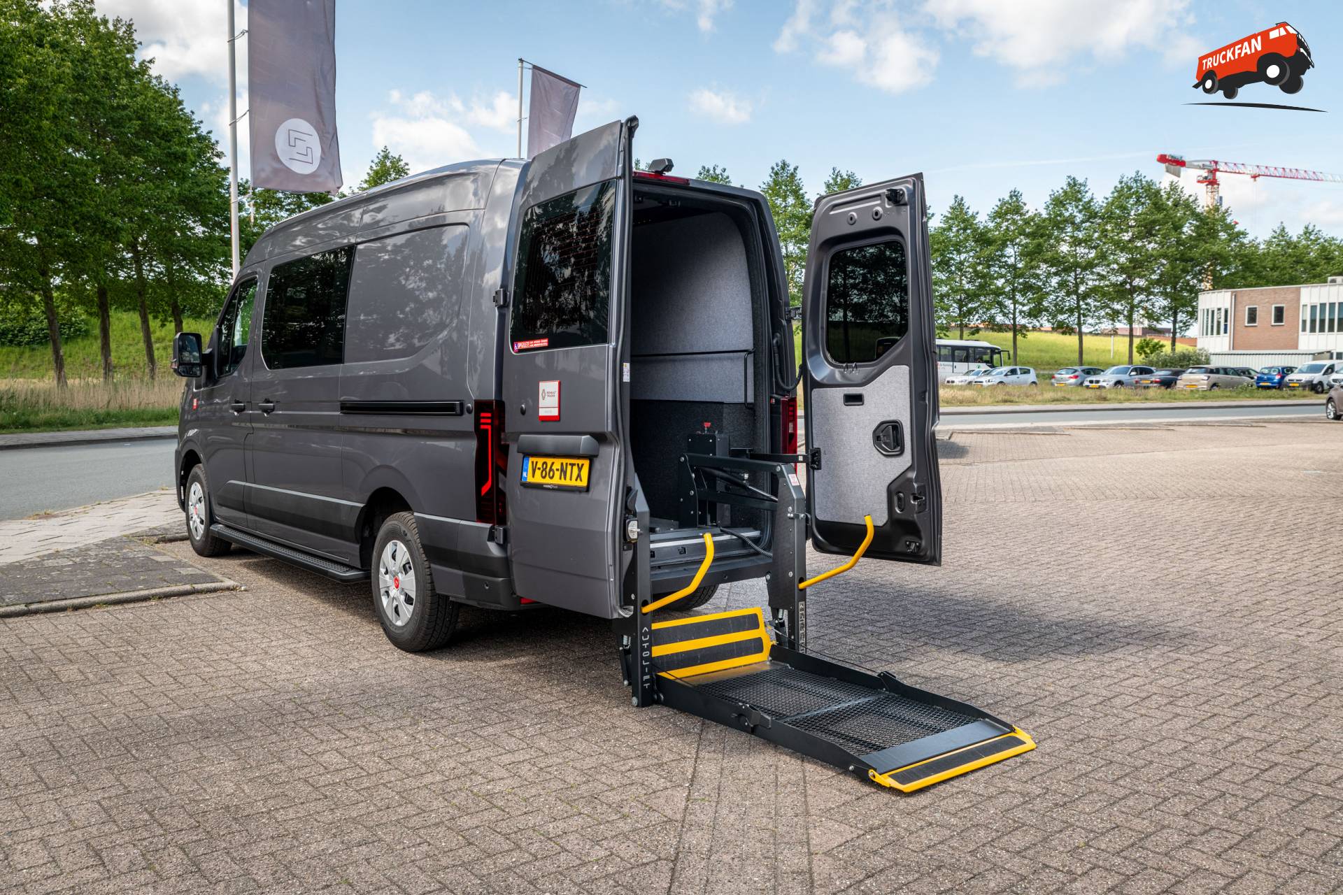 Renault Master met rolstoelvoorzieningen en liften
