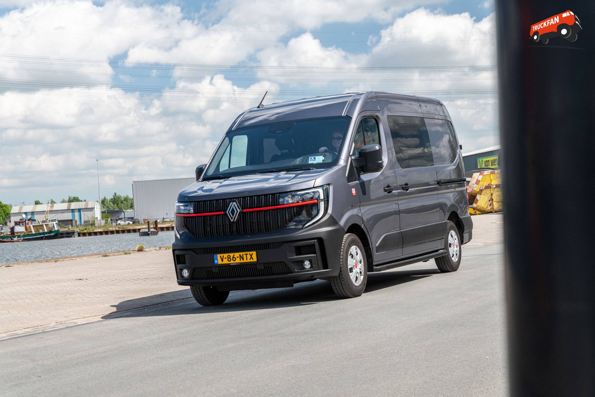 Renault Master rolstoelbus geleverd door Harbers Trucks