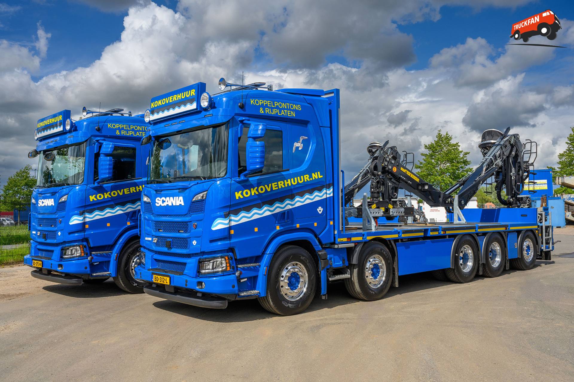 Met de twee nieuwe Scania R590 V8 Wide Spread zelfrijdende rijplatenauto’s beschikt Koko Verhuur over voertuigen die kracht, capaciteit en wendbaarheid combineren – en daarmee perfect aansluiten bij de eisen van modern infra- en bouwtransport
