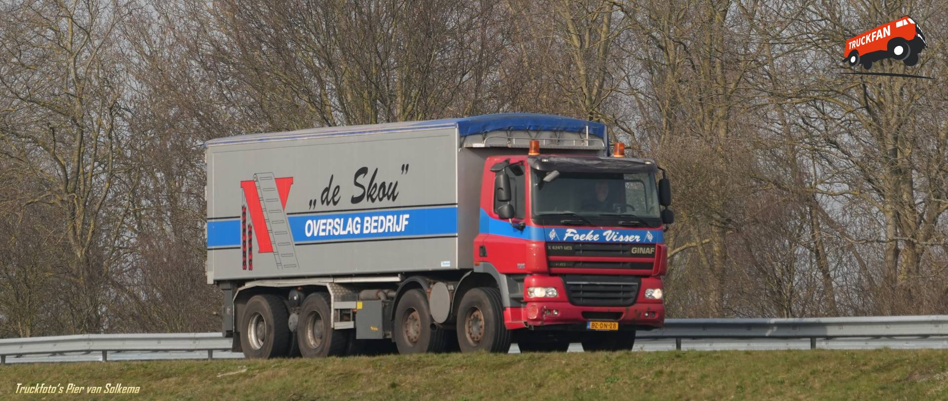 Ginaf vrachtwagen met gesloten opbouw op A7 Sneek