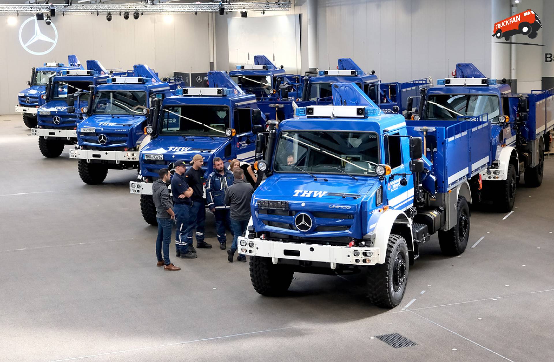 Unimog U 5025 terreinvoertuigen met laadkraan voor civiele bescherming