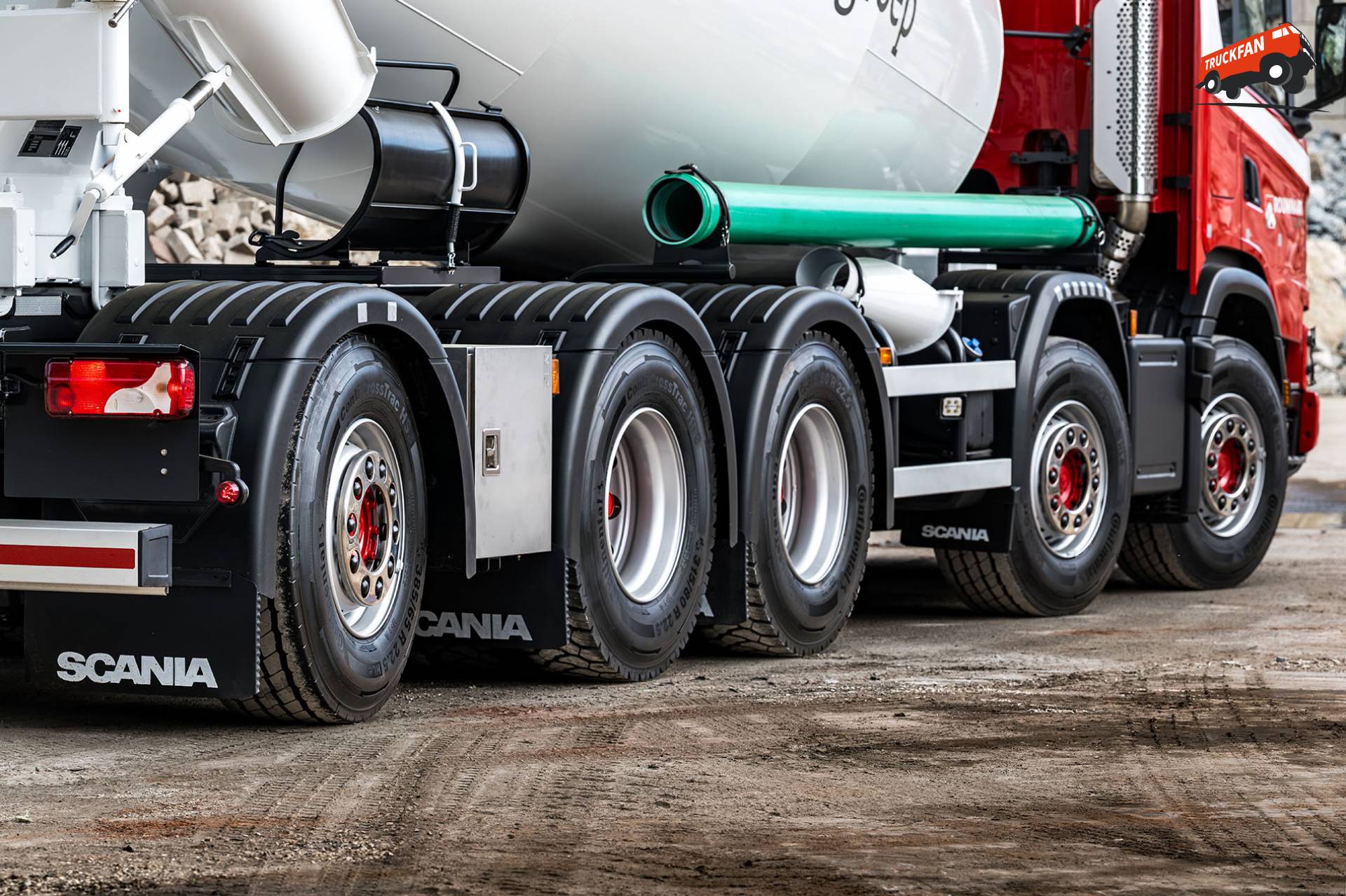 Vijfassige Scania XT voor betontransport