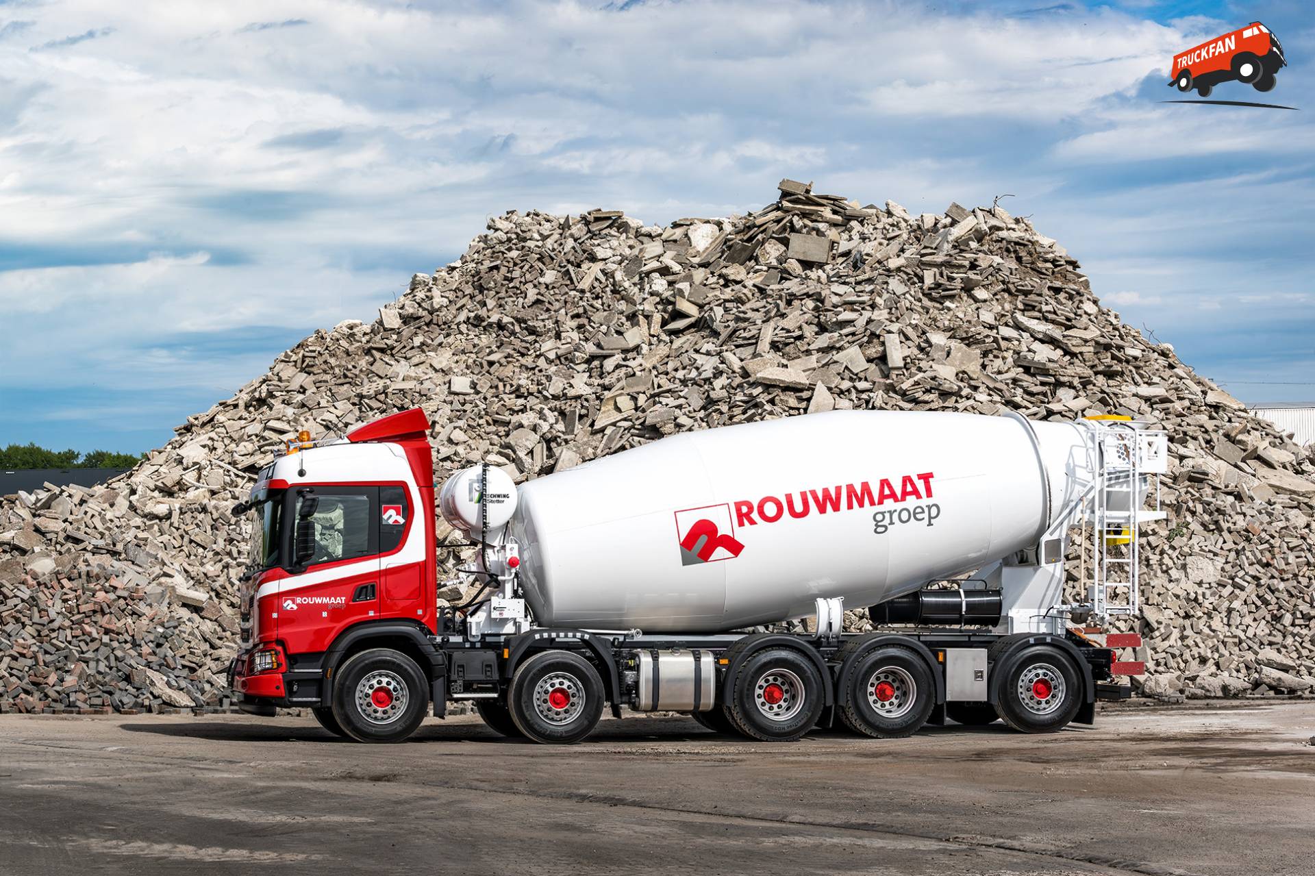 Vijfassige Scania G420 betonmixer in gebruik