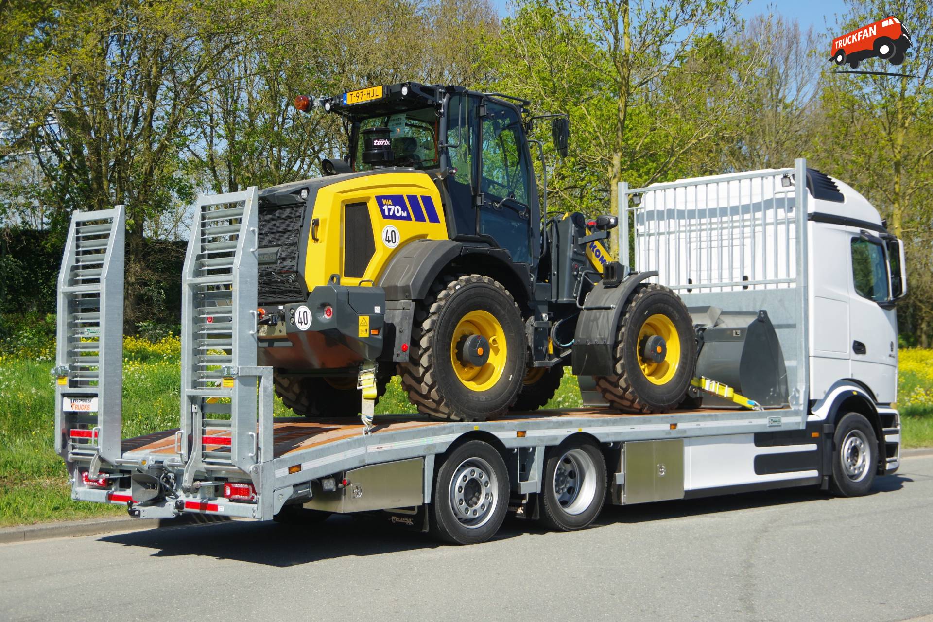 Elektrische eActros 600 oprijwagen geladen met Komatsu shovel
