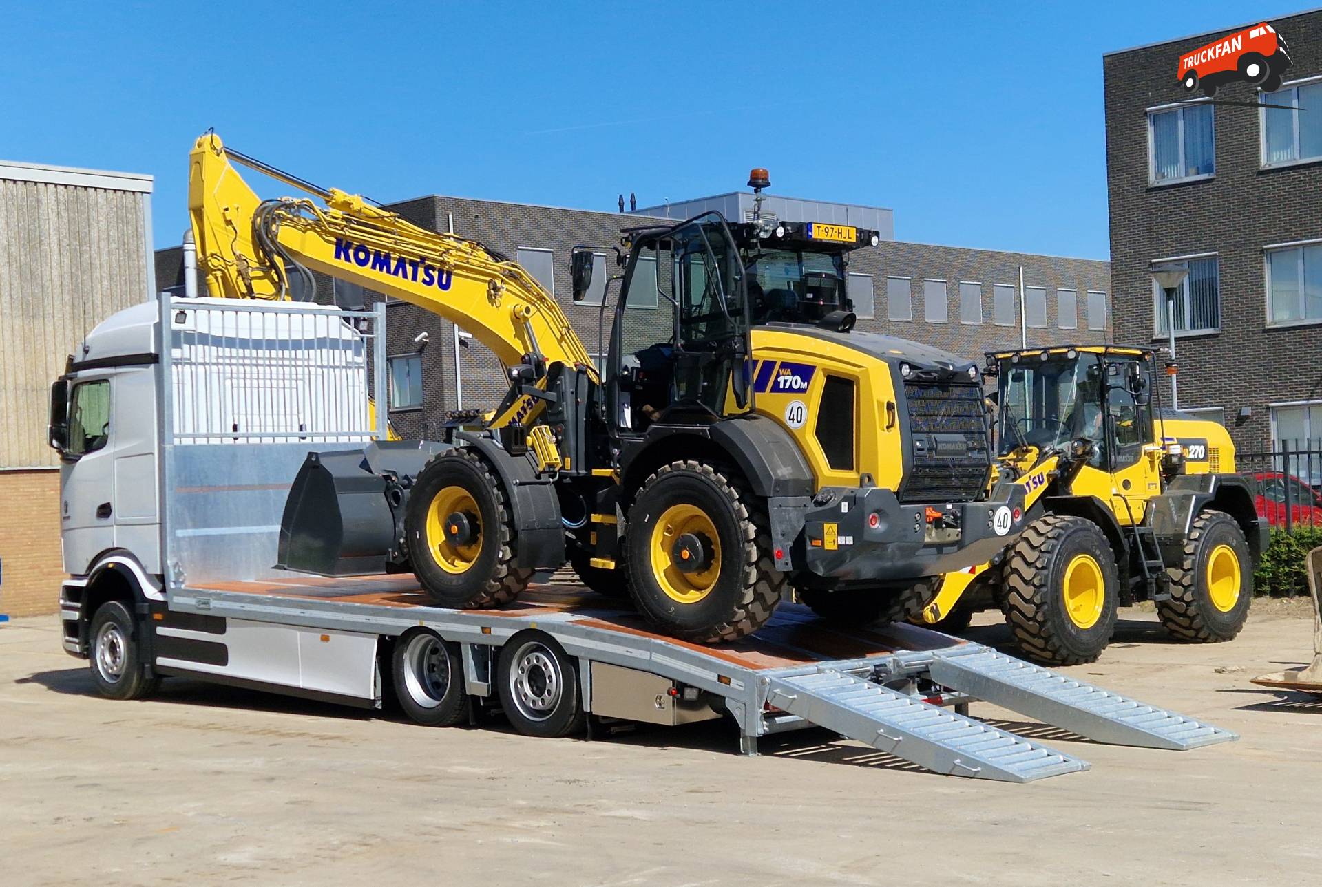 Mercedes-Benz eActros 600 elektrische oprijwagen met Komatsu Shovel