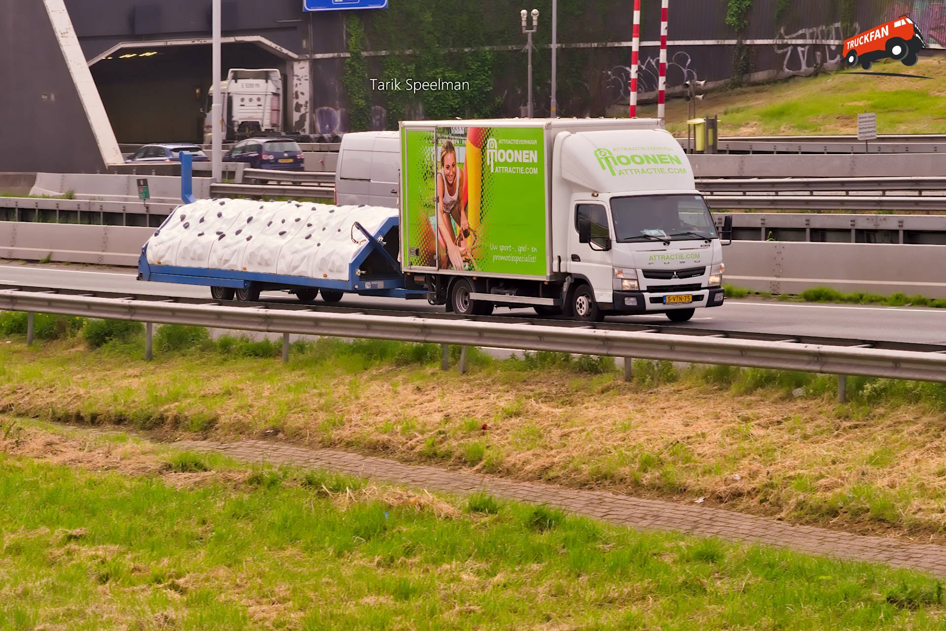 Mitsubishi Fuso Canter bestelbus met kenteken 5-VTN-75