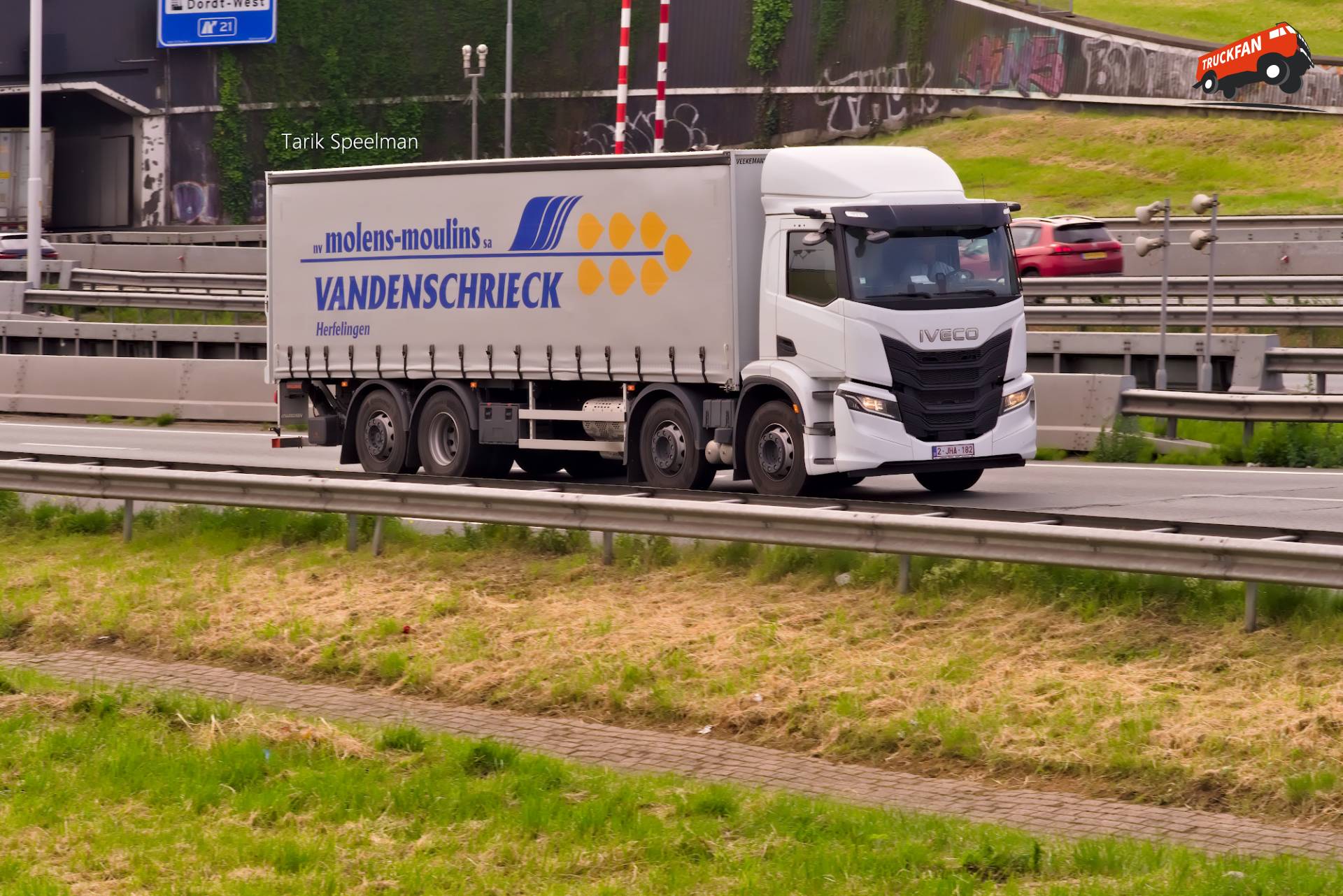 Iveco vrachtwagen 2-JHA-182 van Vandenschrieck