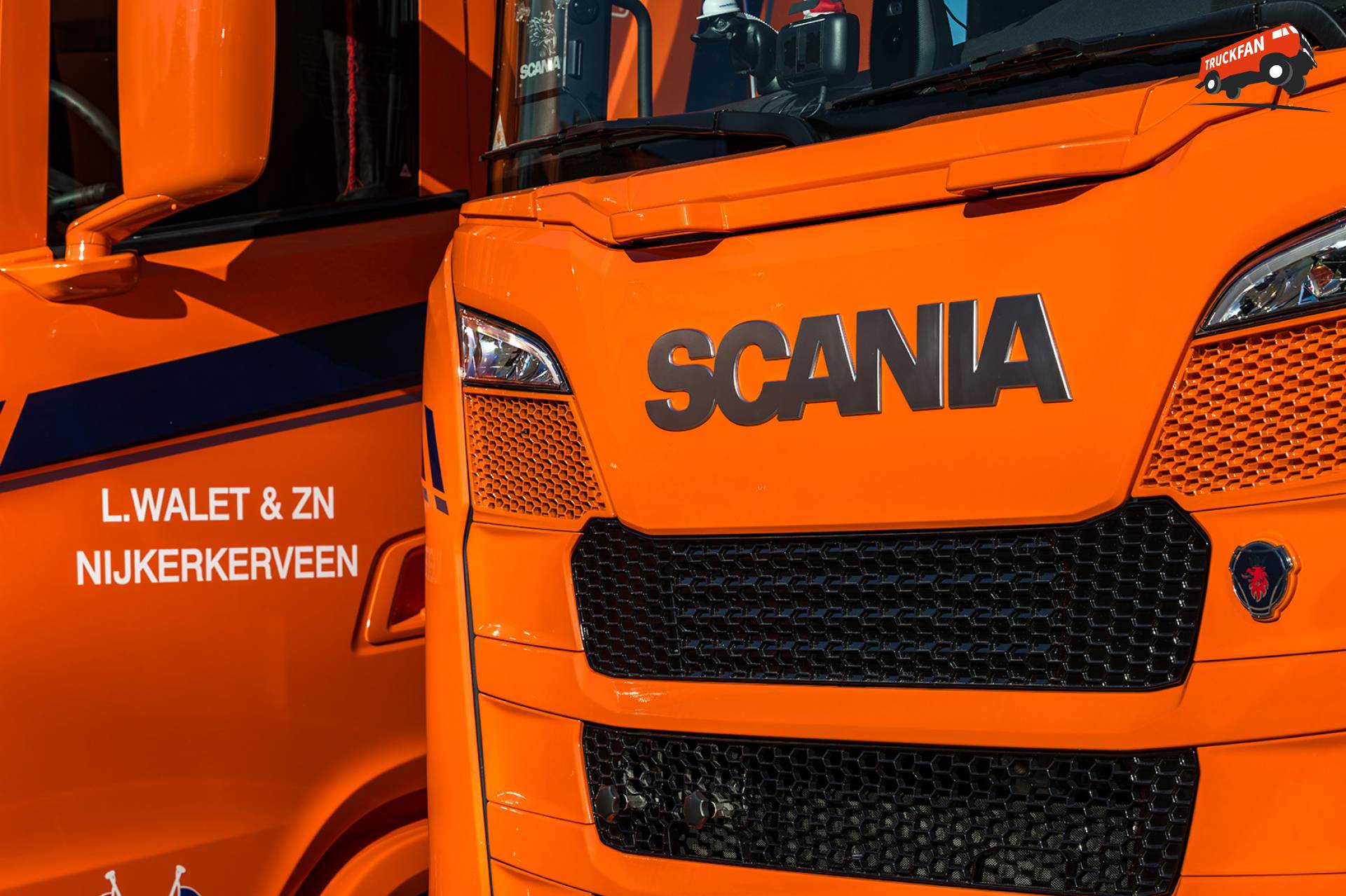 Zes nieuwe Scania vrachtwagens bij L. Walet & Zn