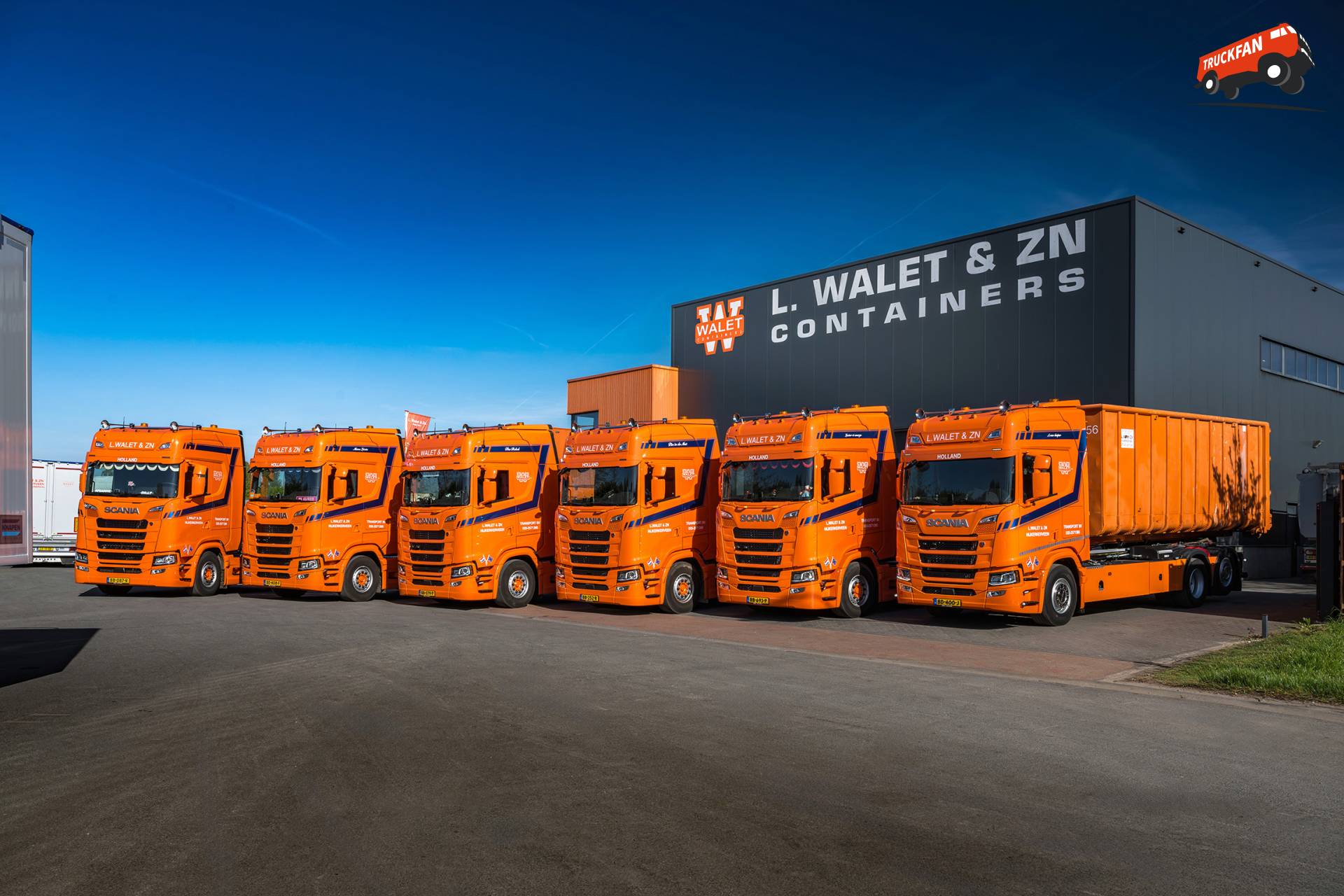 Vijf Scania 460S en één Scania 460R vrachtwagen bij L. Walet & Zn