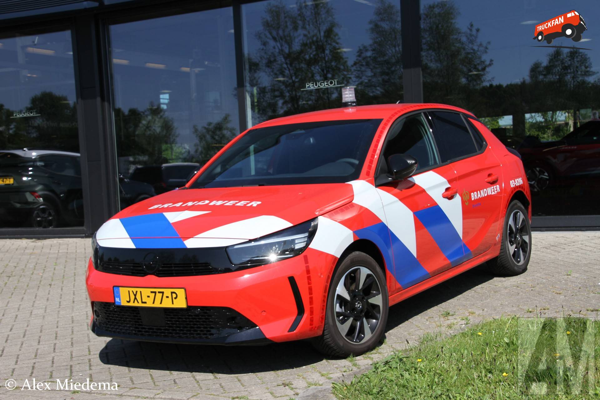 Opel Corsa eigendom van Brandweer Drenthe in Leeuwarden