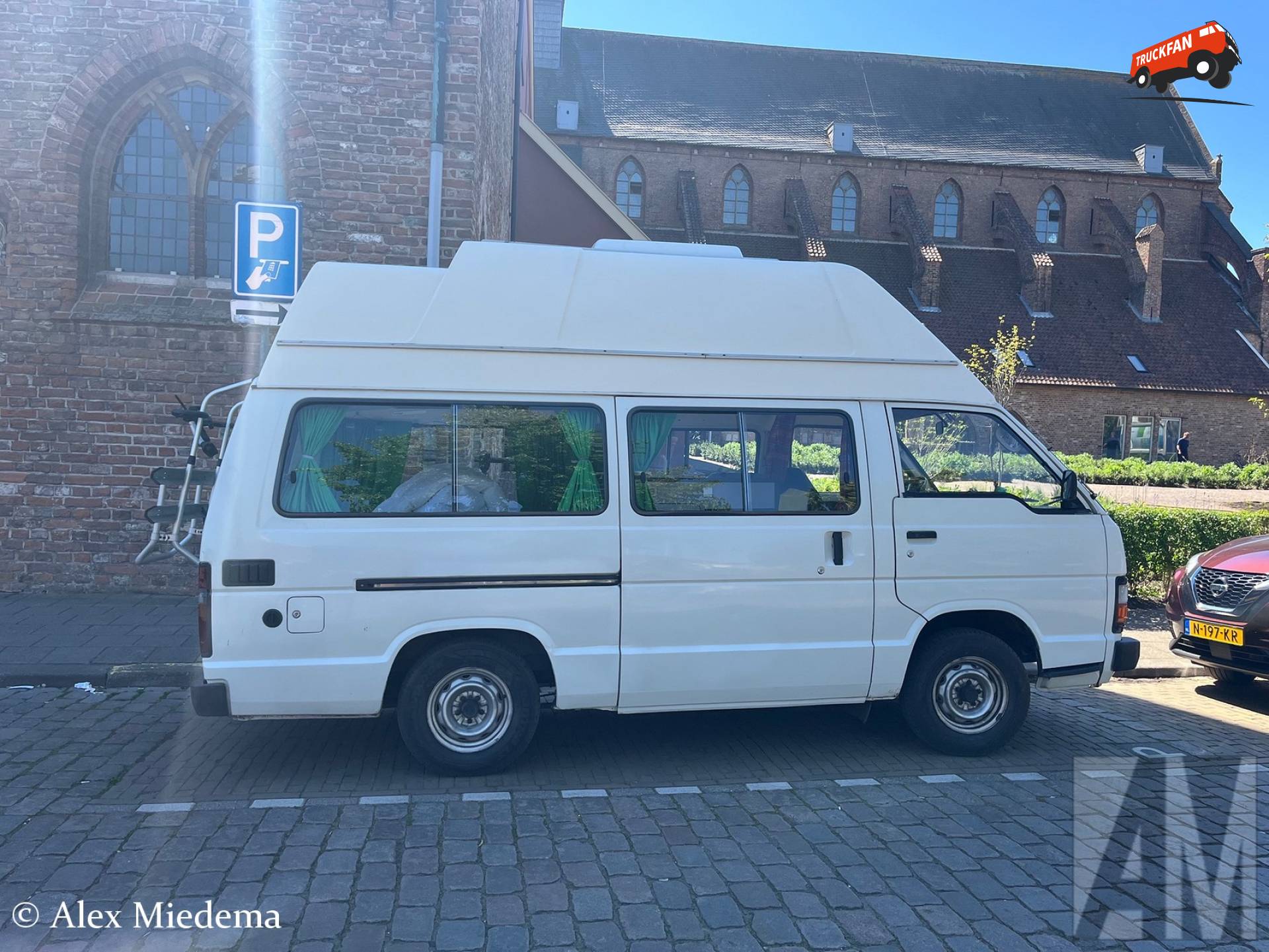 Toyota HiAce met kenteken SH-75-FK