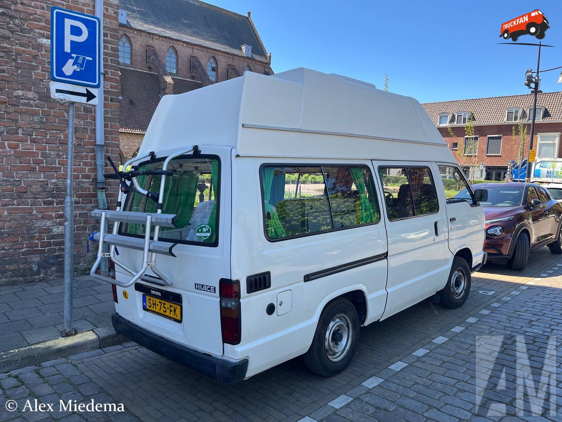 Toyota HiAce uit 1987 bij Broederenkerk Zutphen