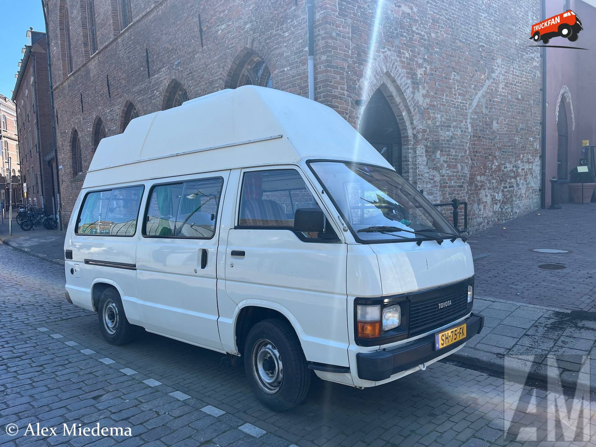 Toyota HiAce 1987 bij Broederenkerk Zutphen