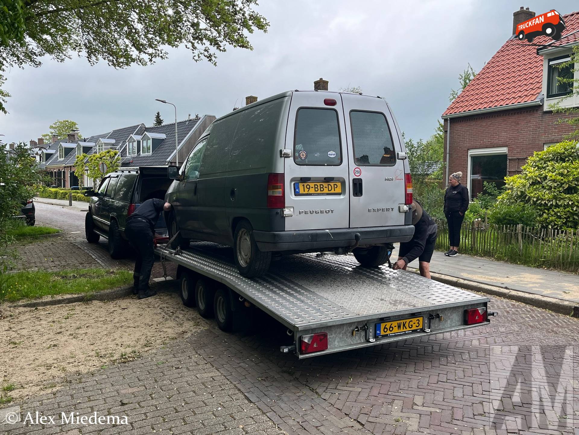 Chevrolet Suburban met Niewiadow aanhangwagen in Koarnjum