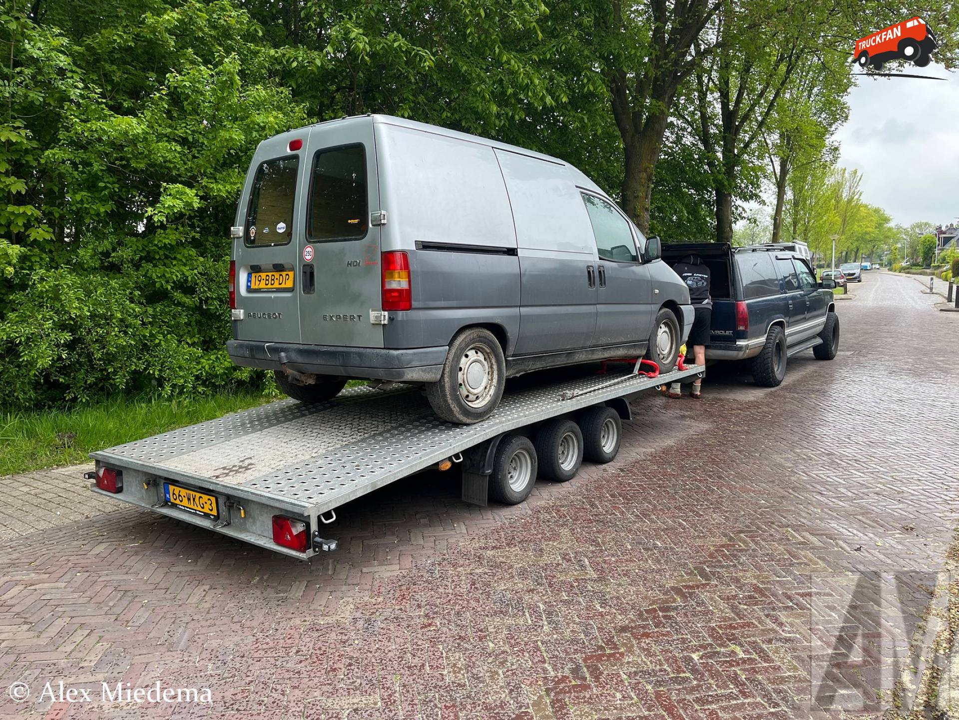 Chevrolet Suburban en Niewiadow aanhangwagen in Koarnjum