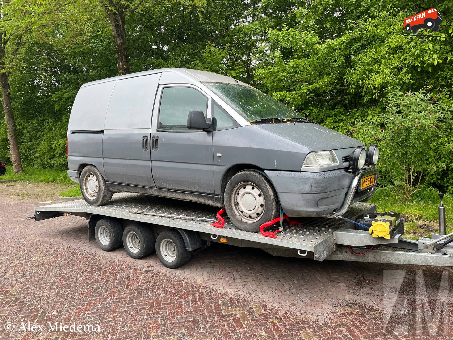 Peugeot Expert en Niewiadow aanhangwagen in Koarnjum
