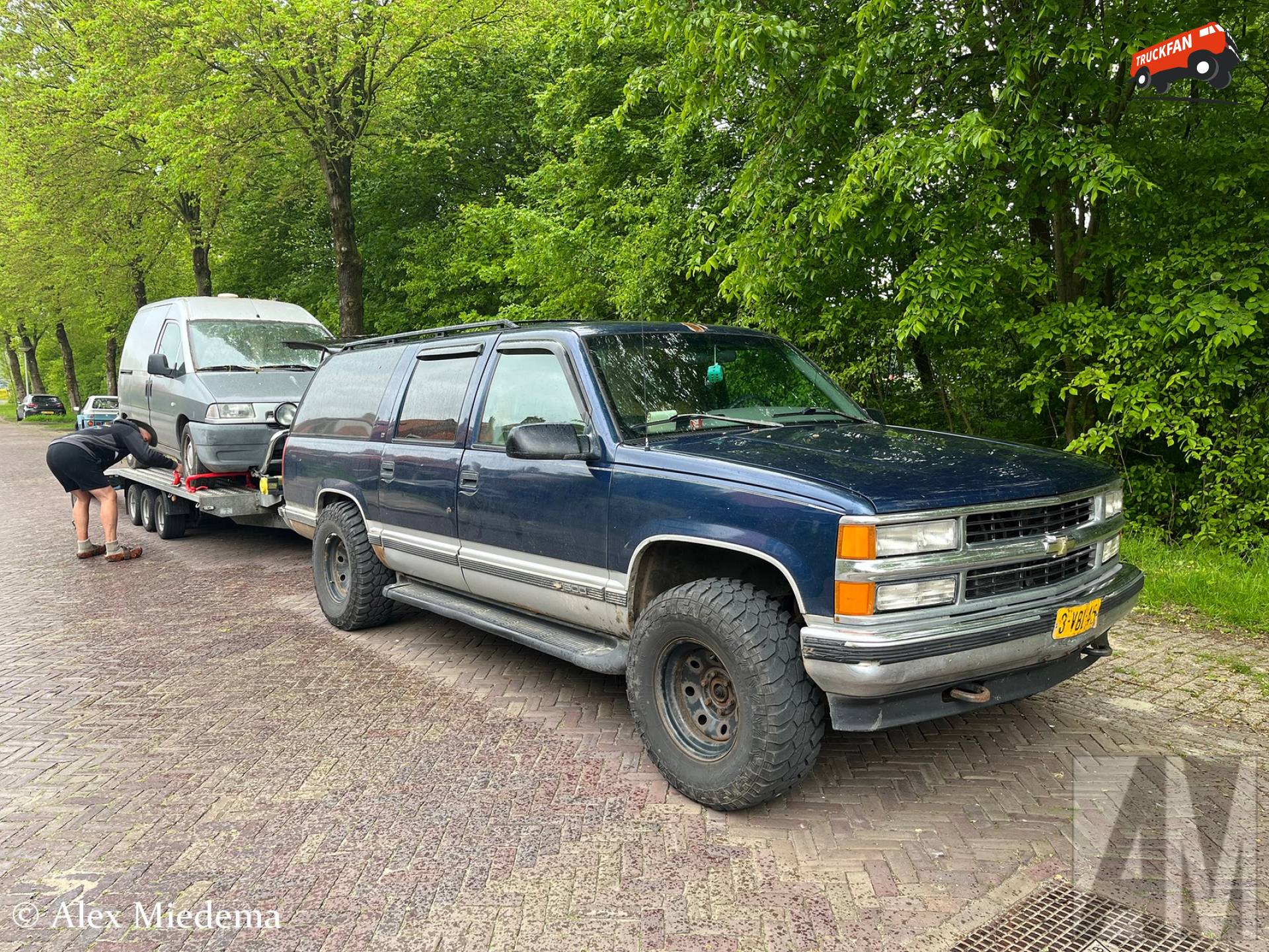 Chevrolet Suburban met Niewiadow aanhangwagen in Koarnjum