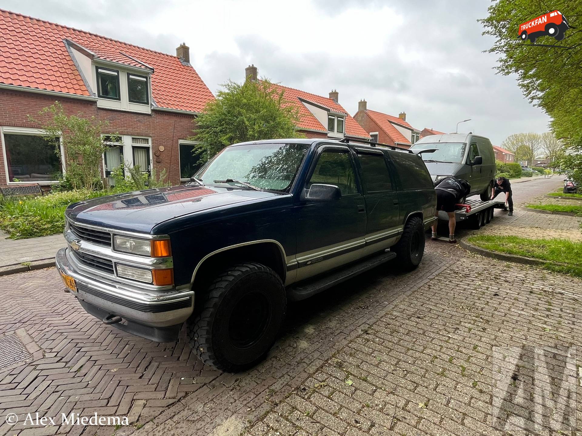 Chevrolet Suburban met Niewiadow aanhangwagen in Koarnjum
