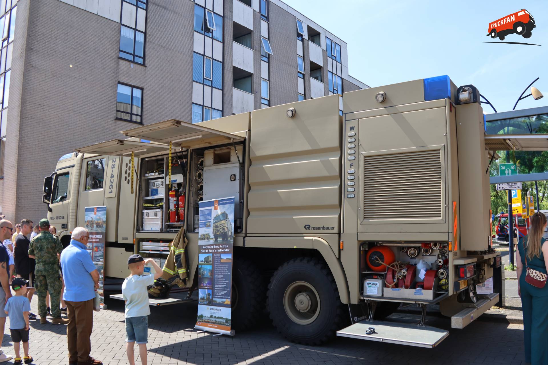 Mercedes-Benz Actros op Vliegbasis Gilze-Rijen