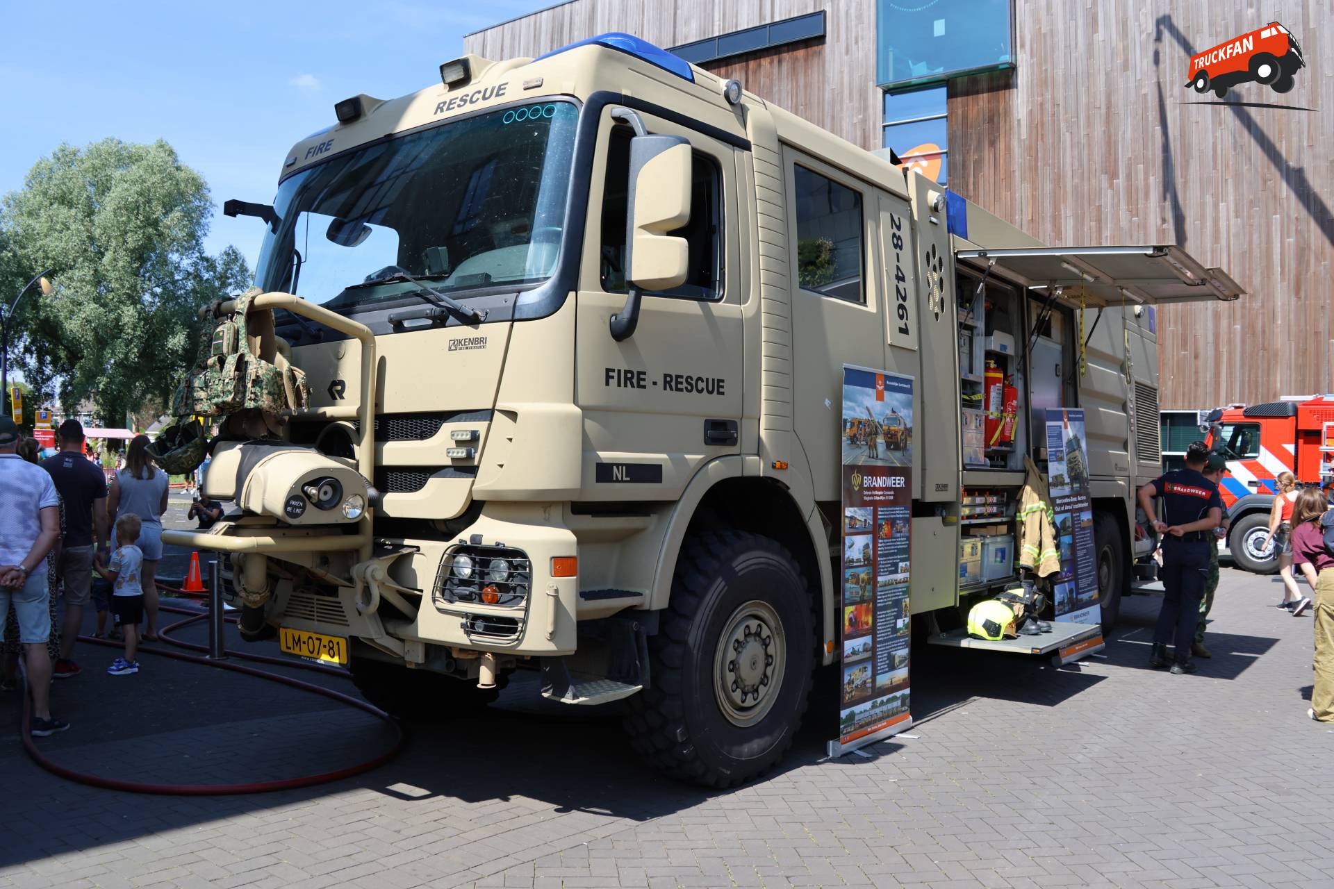 Mercedes-Benz Actros op Vliegbasis Gilze-Rijen