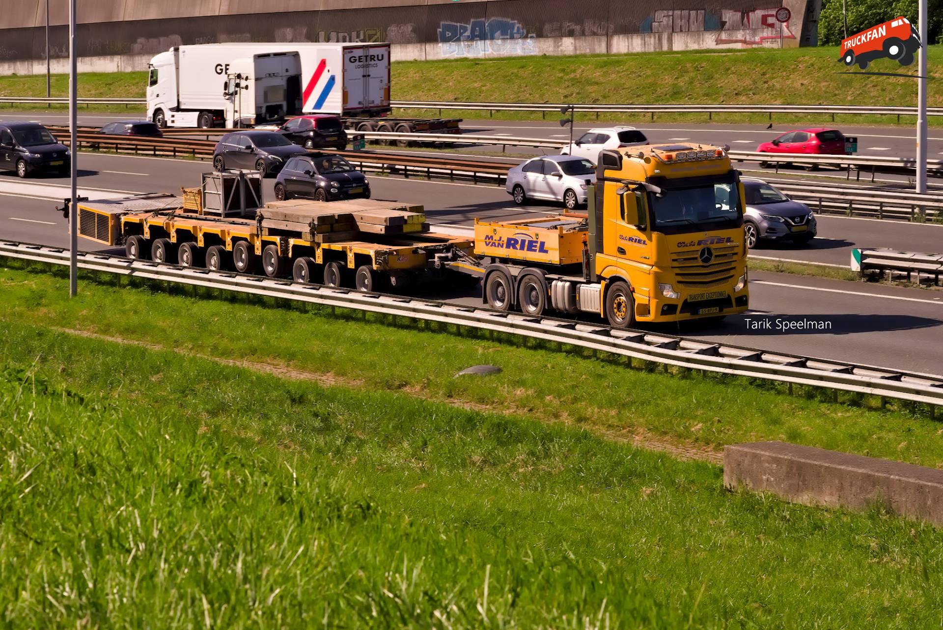 Mercedes-Benz Actros MP4 zwaartransport op A16