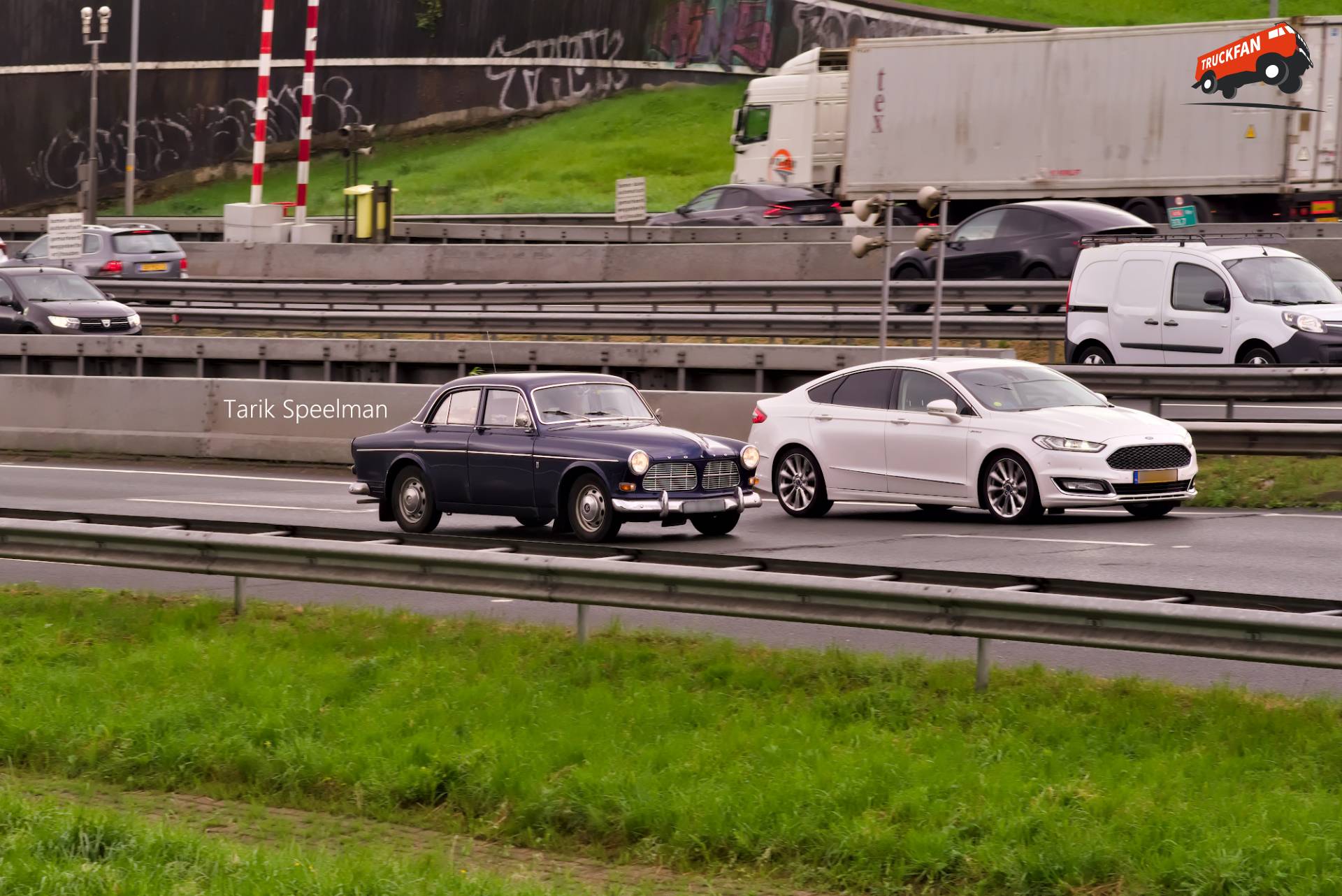 Volvo 121 Amazon en Ford Mondeo op A16