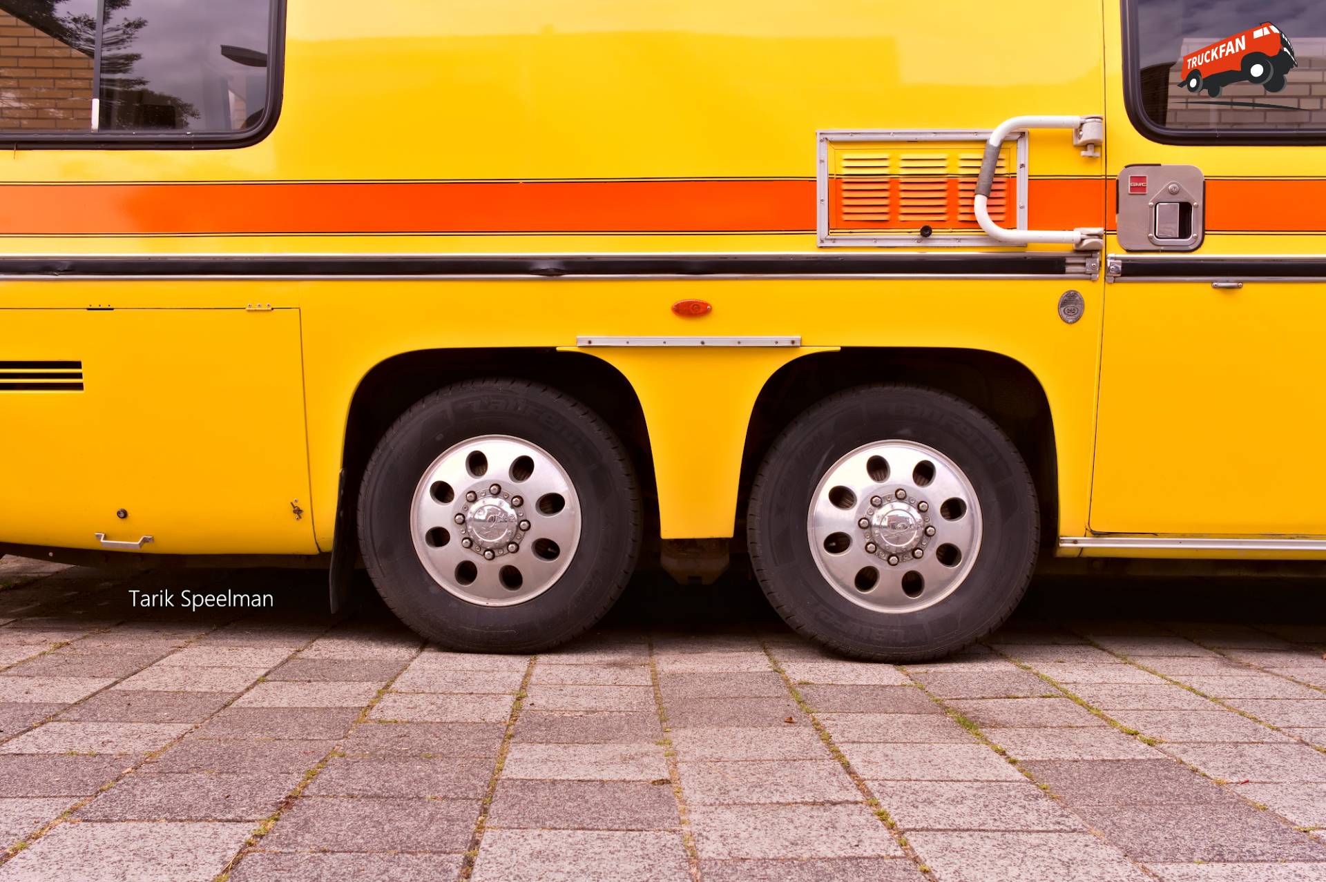 GMC Eleganza II 260 Camper in Dubbeldam