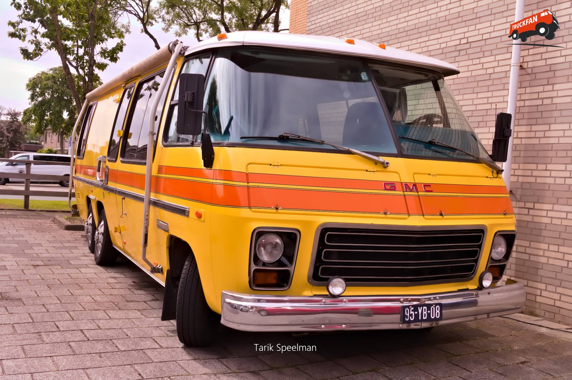 GMC Eleganza II 260 Camper in Dubbeldam