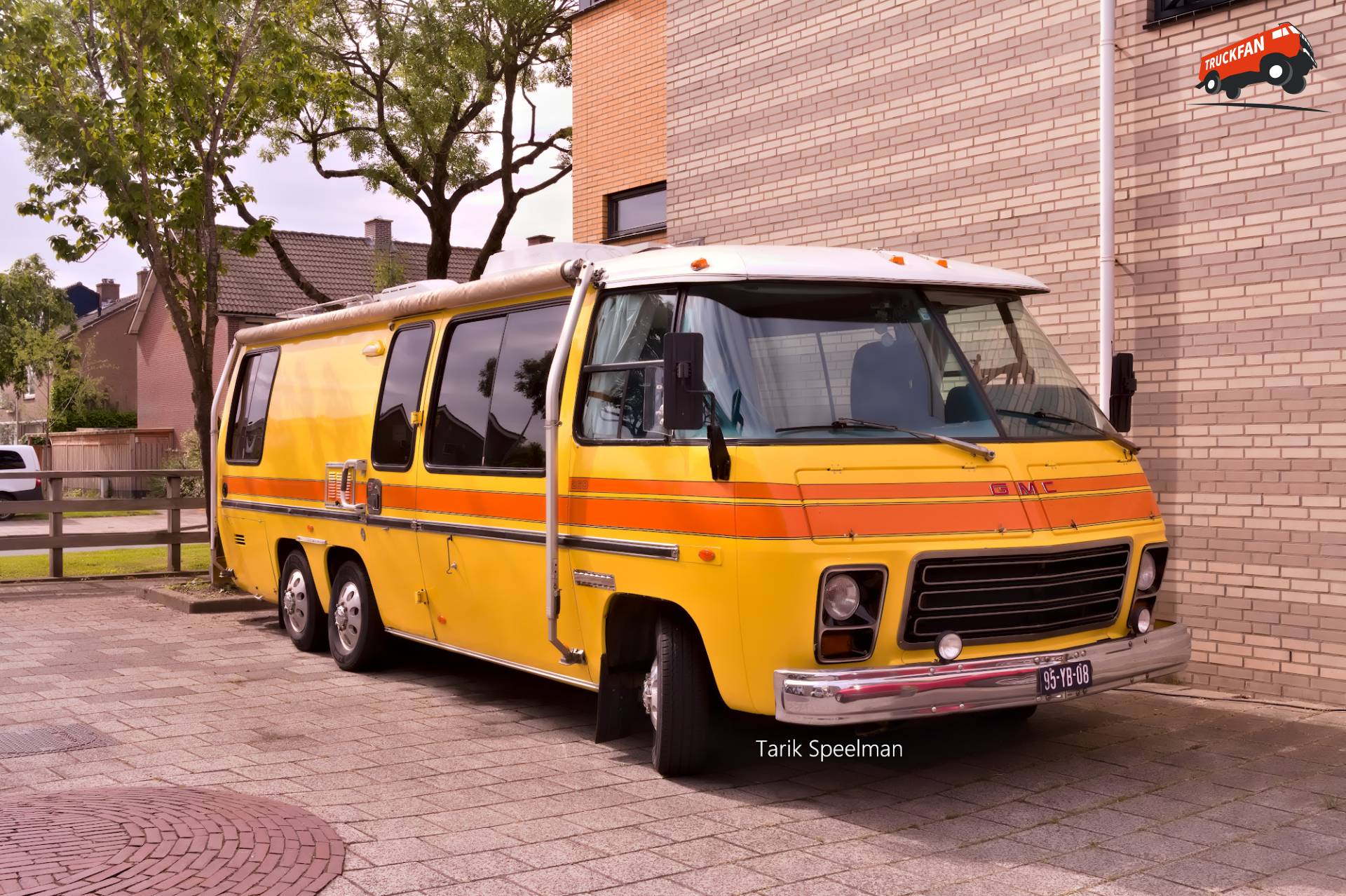 GMC Eleganza II 260 Camper in Dubbeldam