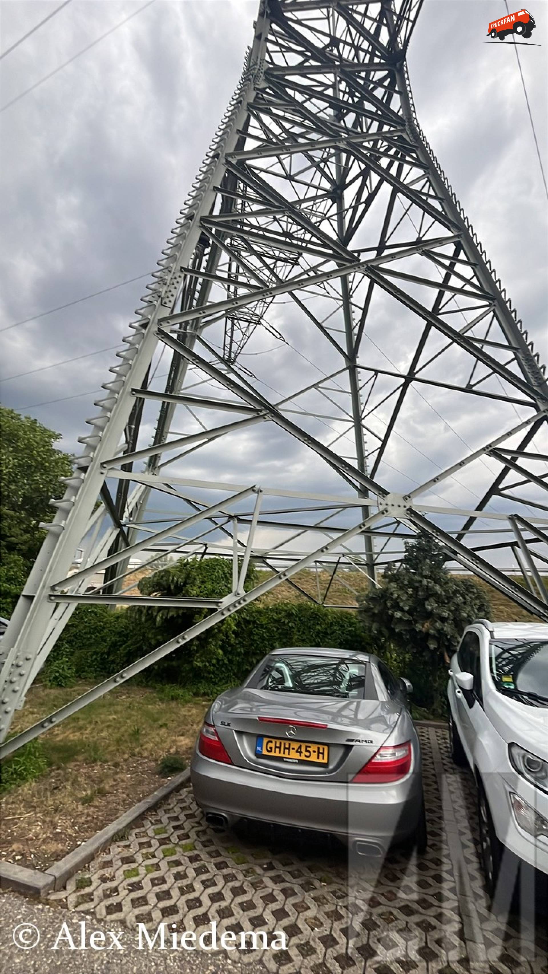 Onder hoogspanning geparkeerd bij mijn hotel in Regensburg