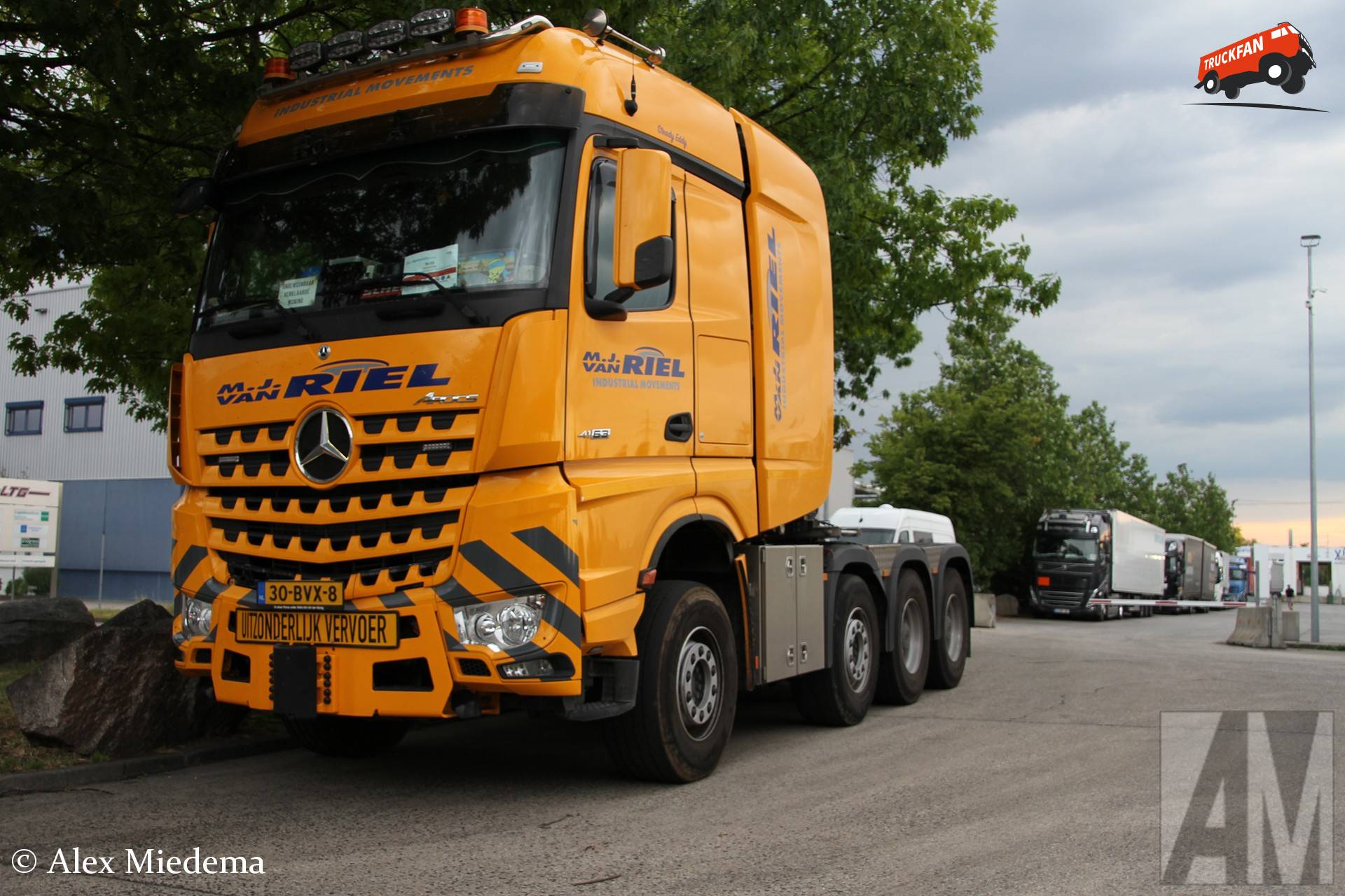 Mercedes-Benz Arocs 4163 van M.J. van Riel
