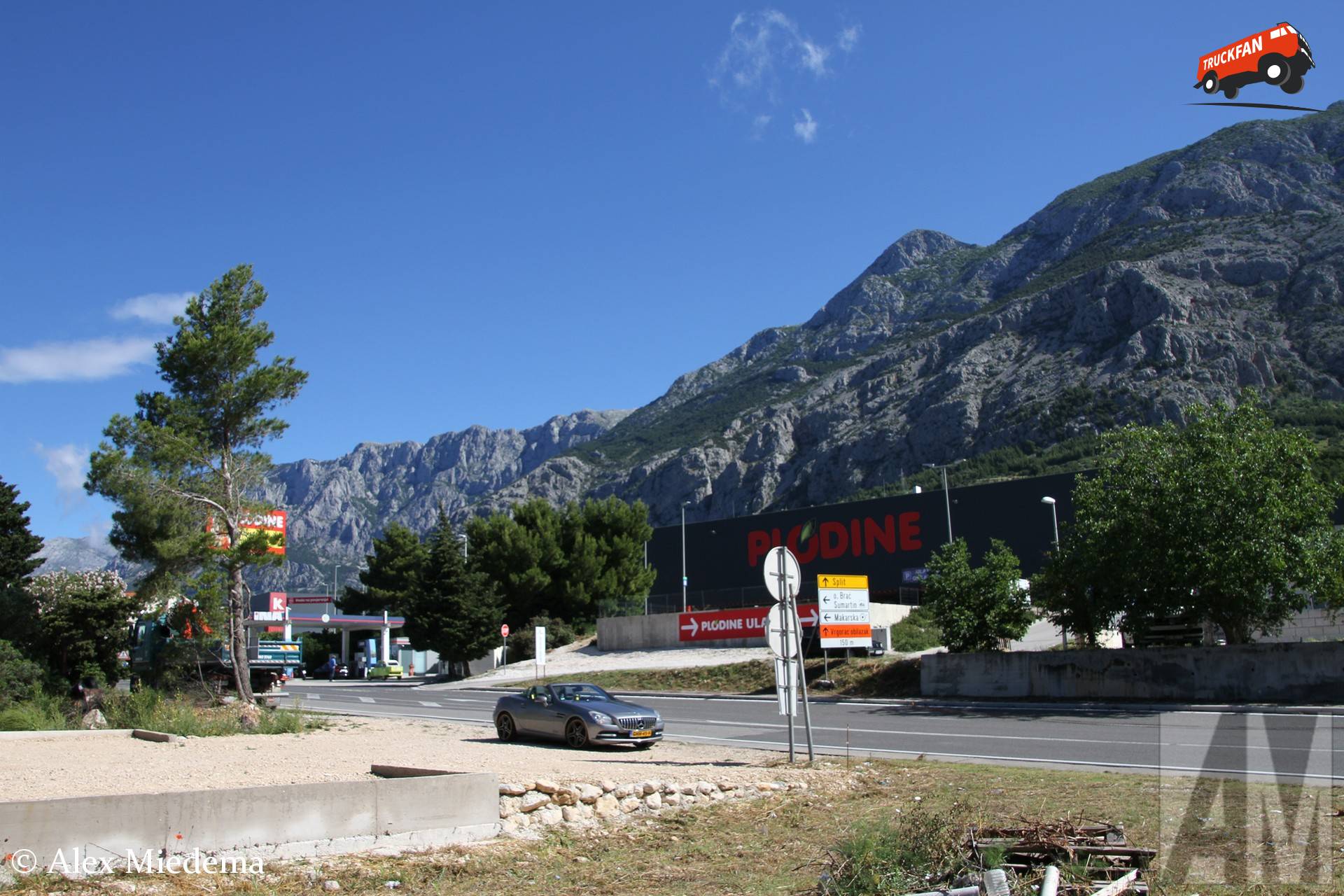 nooit gedacht dat een foto van mijn auto met een supermarkt op de achtergrond zo mooi kon zijn