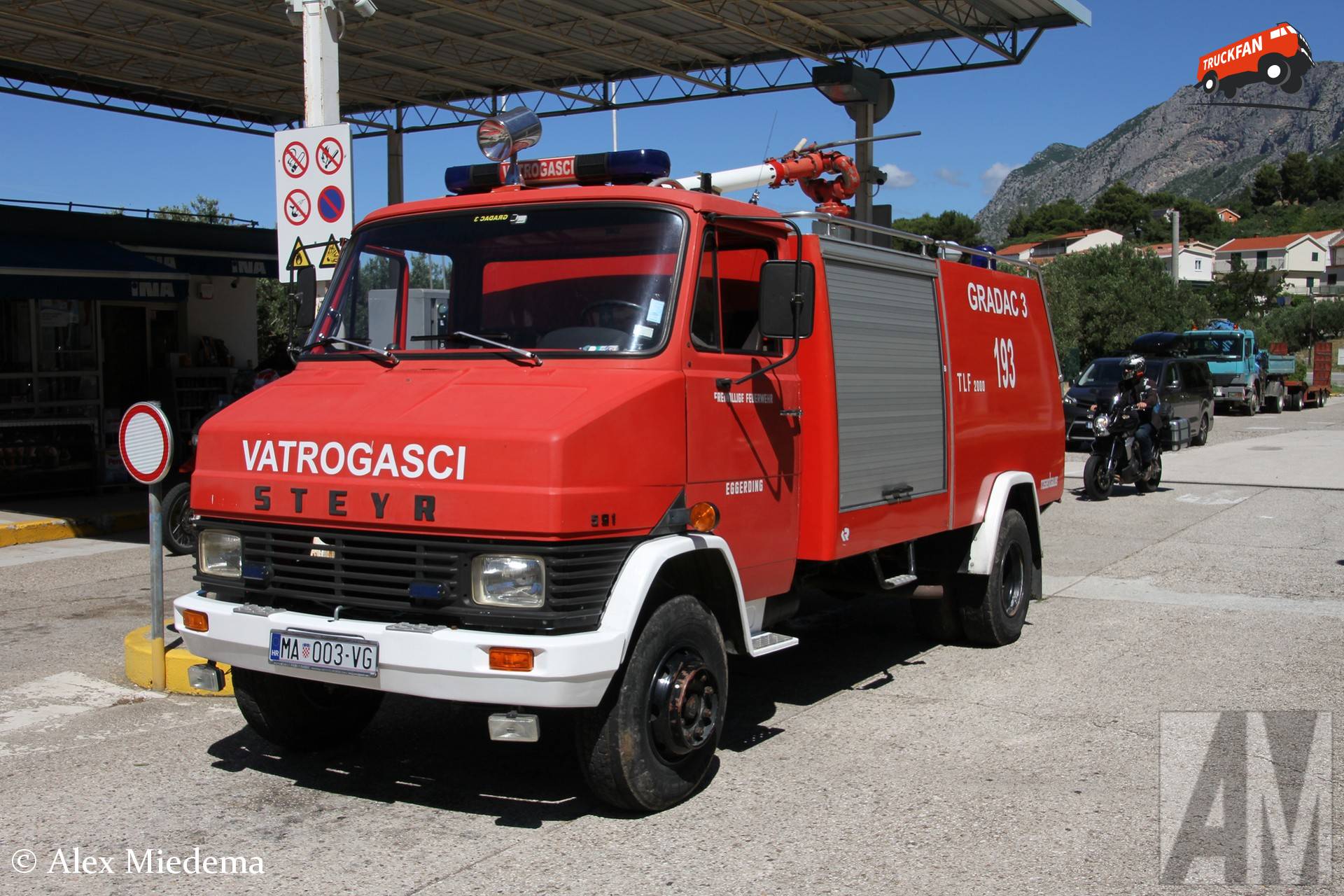 Steyr 591 brandweer voertuig in Gradac