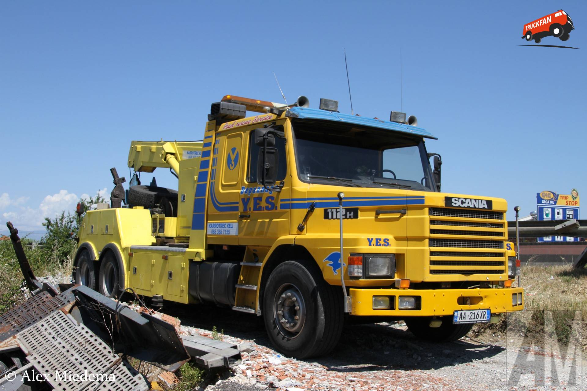 Scania T112 vrachtwagen met ingekorte telescoopkraanmast