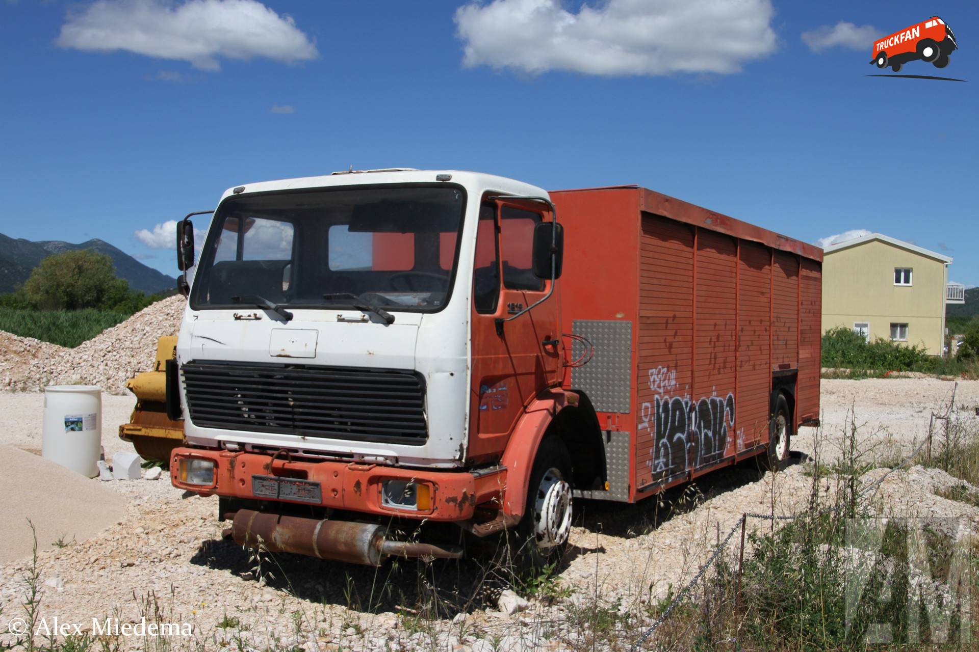 Mercedes-Benz 1619 vrachtwagen in Coca-Cola kleuren