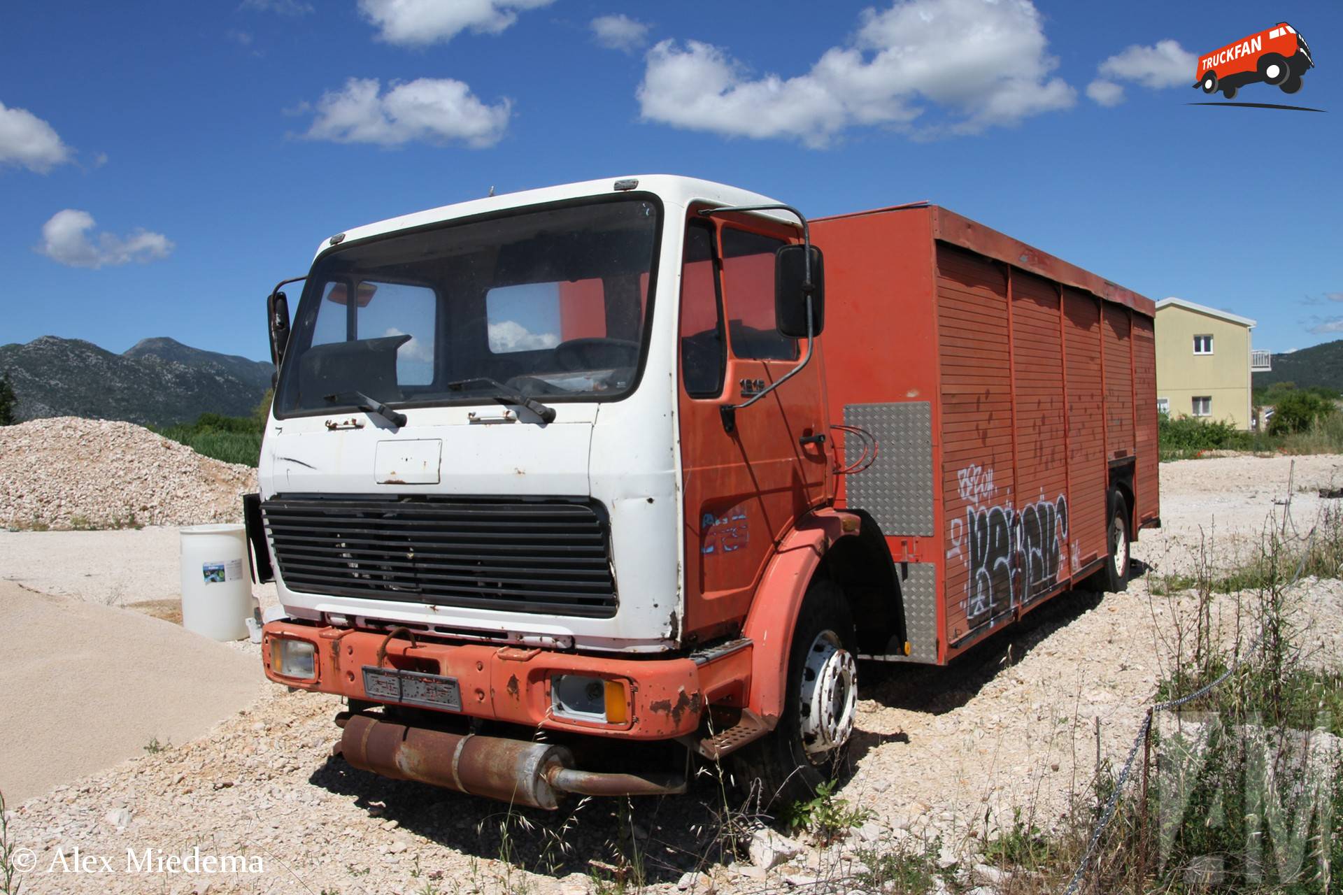 Mercedes-Benz 1619 vrachtwagen in Coca-Cola kleuren