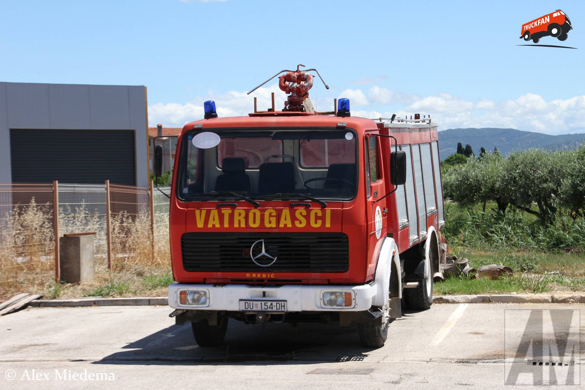 Mercedes-Benz 1213 brandweerwagen in Metković, Kroatië
