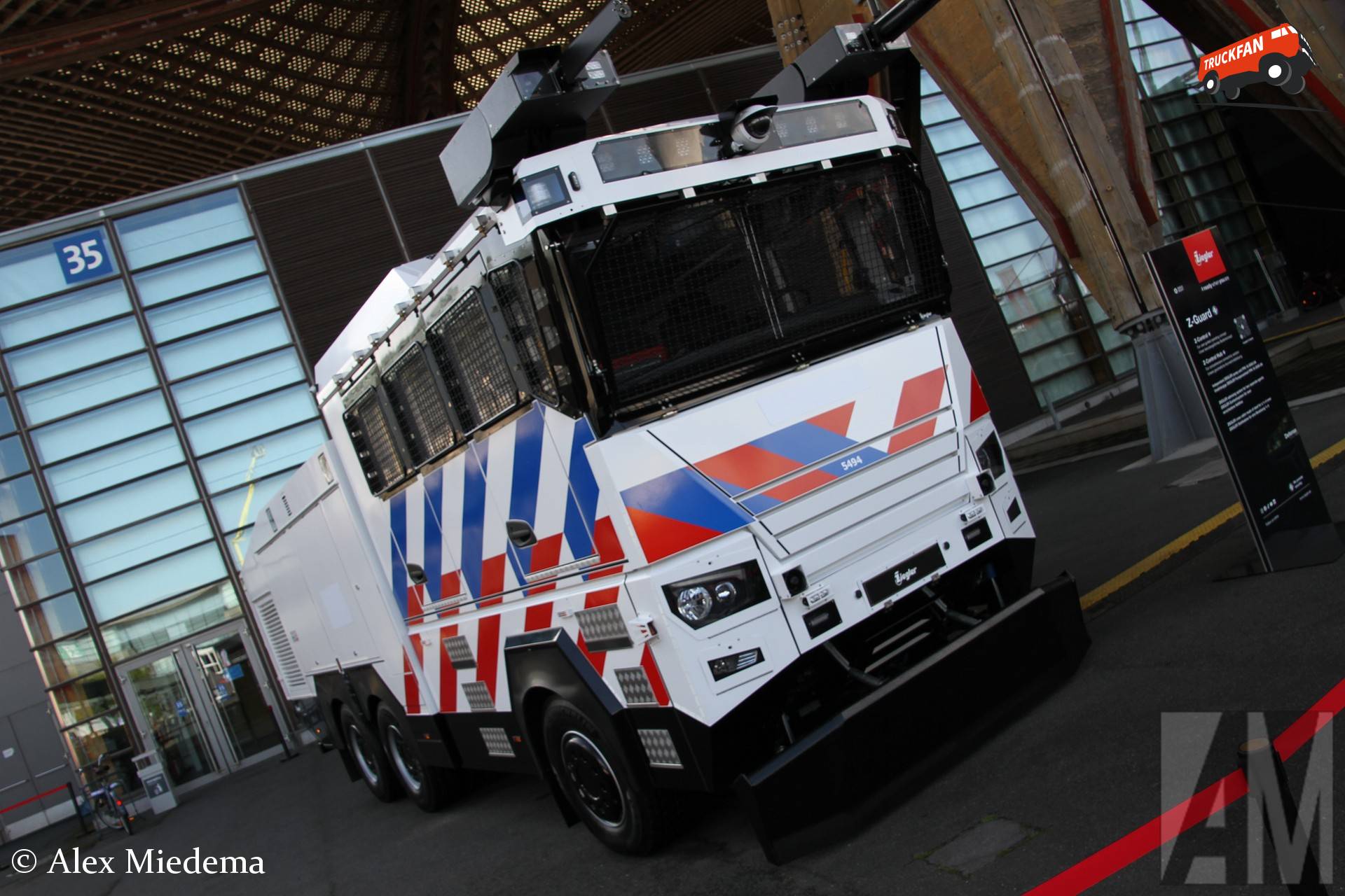Politie waterwerper op basis van Mercedes-Benz Arocs