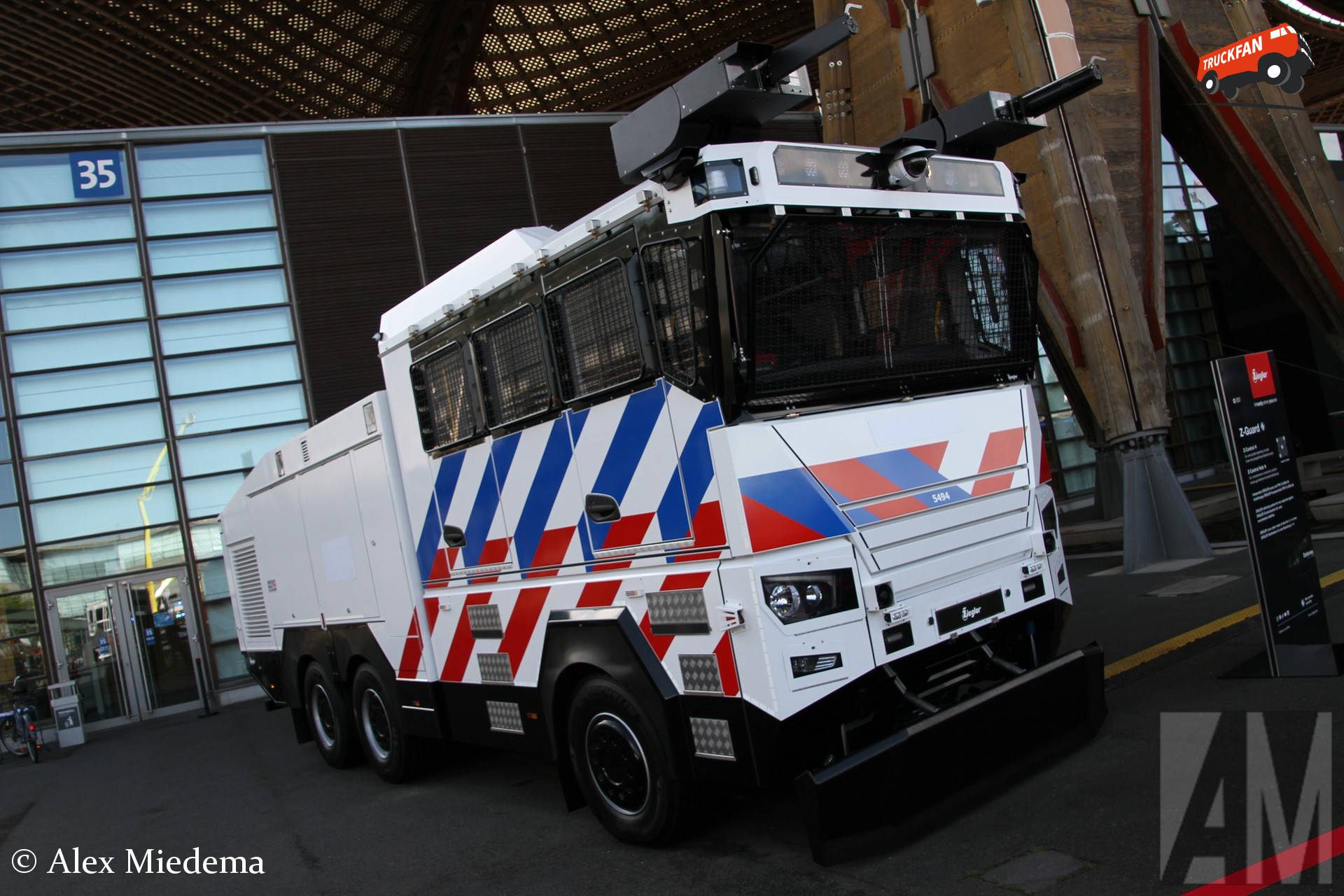 Politie Waterwerper bij Interschutz 2026 Messe Hannover