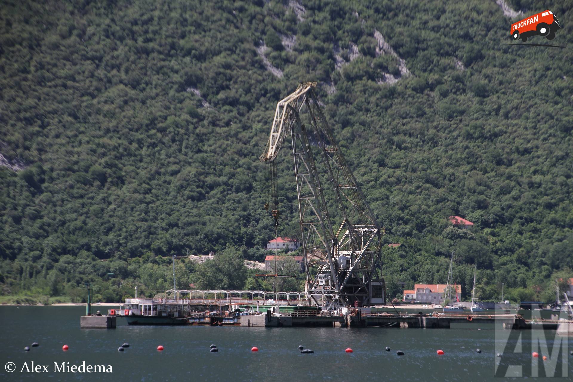 Havenkraan nabij Kotor Montenegro
