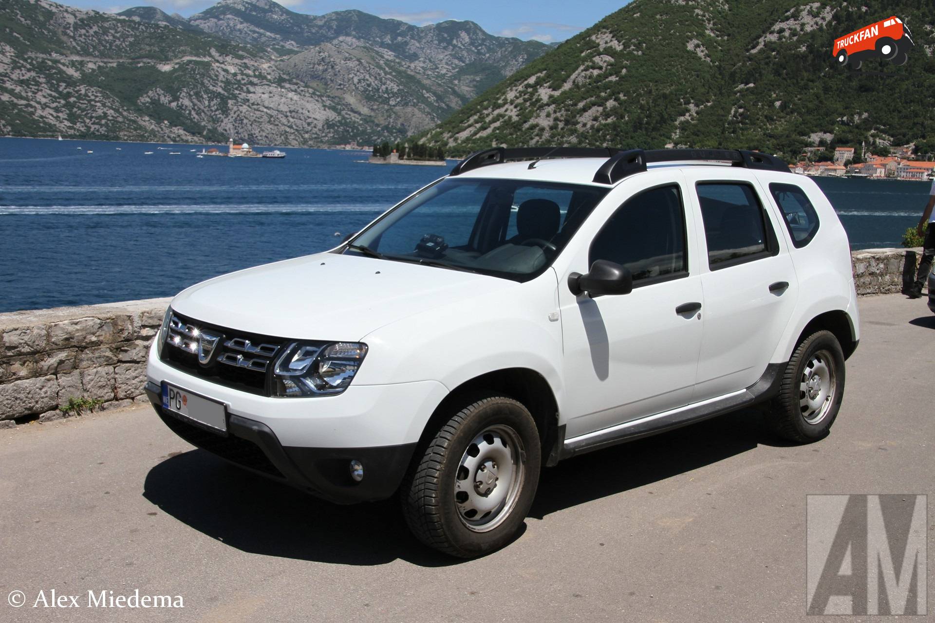 Onherkenbaar Dacia Duster politievoertuig in Montenegro