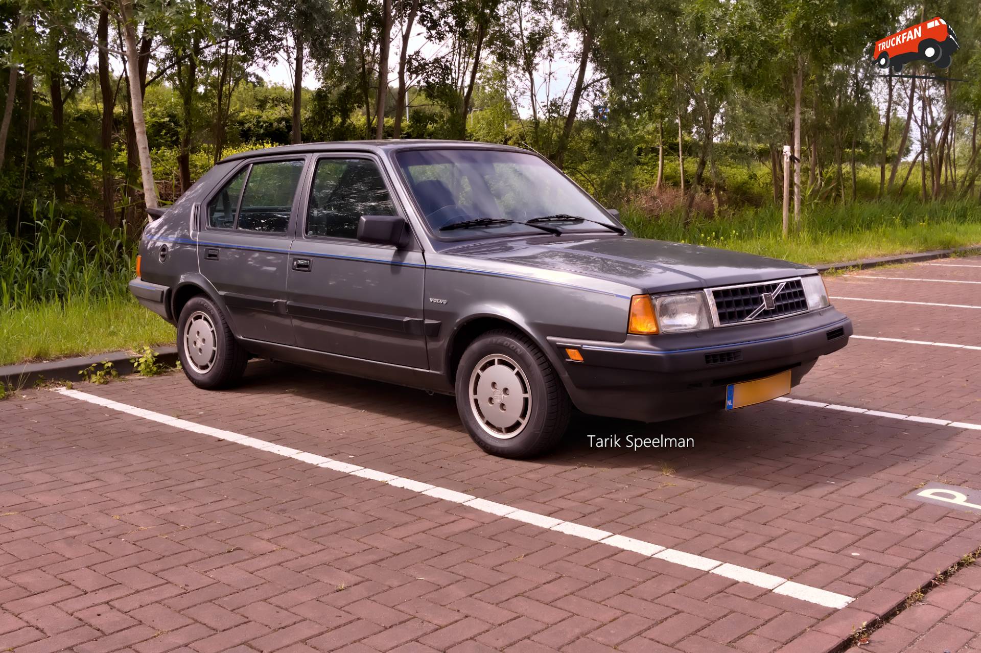 Volvo 340 personenauto in Dordrecht