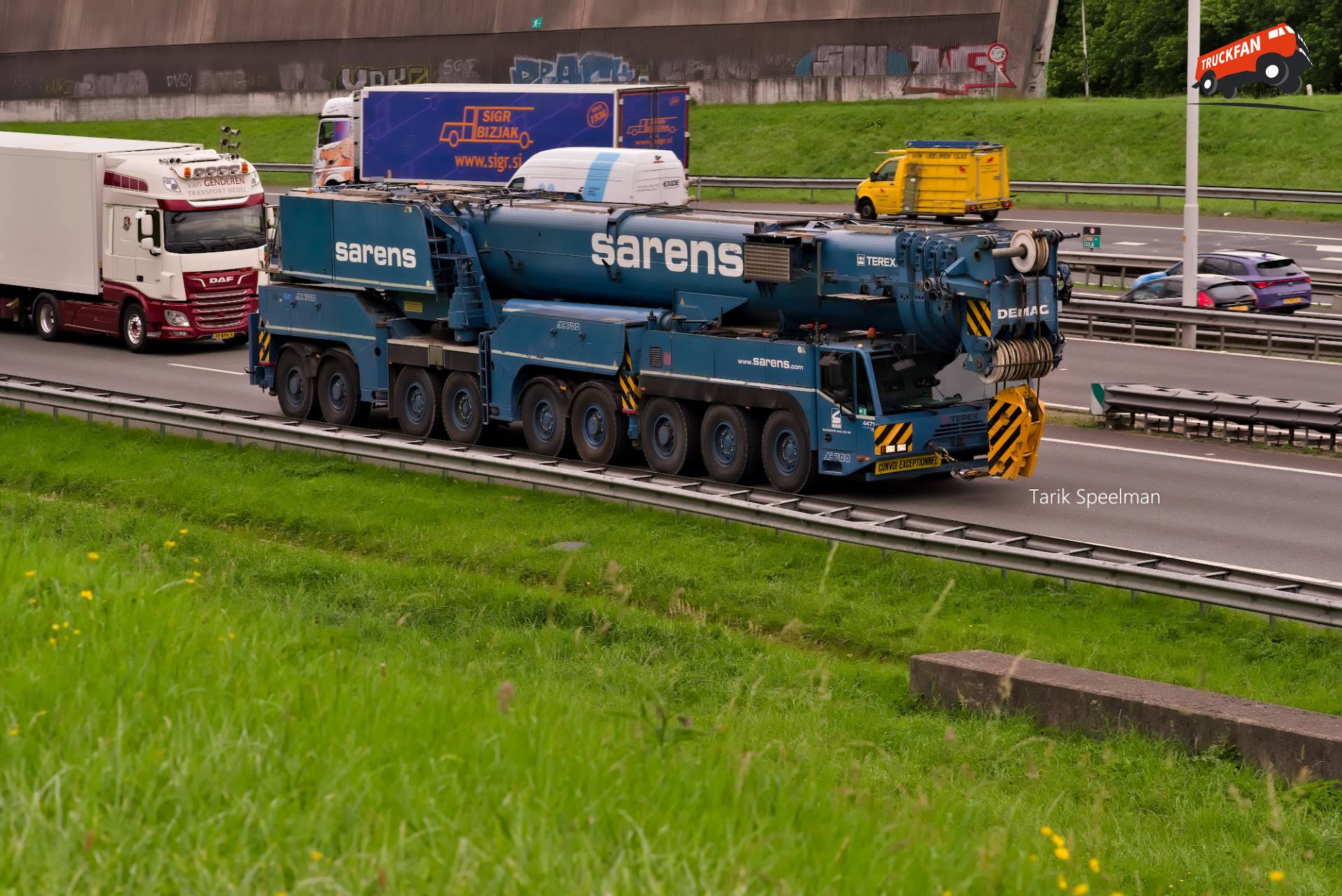 4471, Terex AC 700 van Sarens op de A16 (mijn eerste 9-asser!)