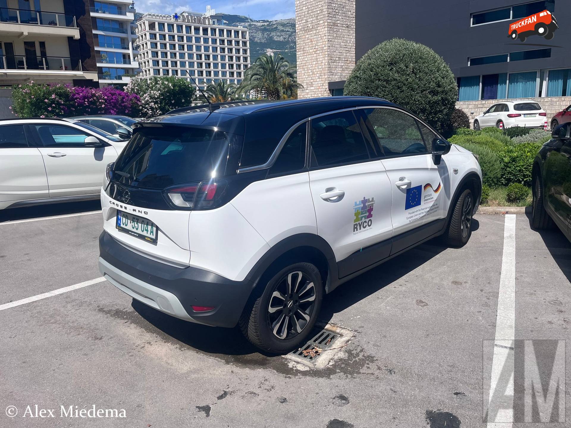 Opel Crossland met Albanees kenteken in Budva