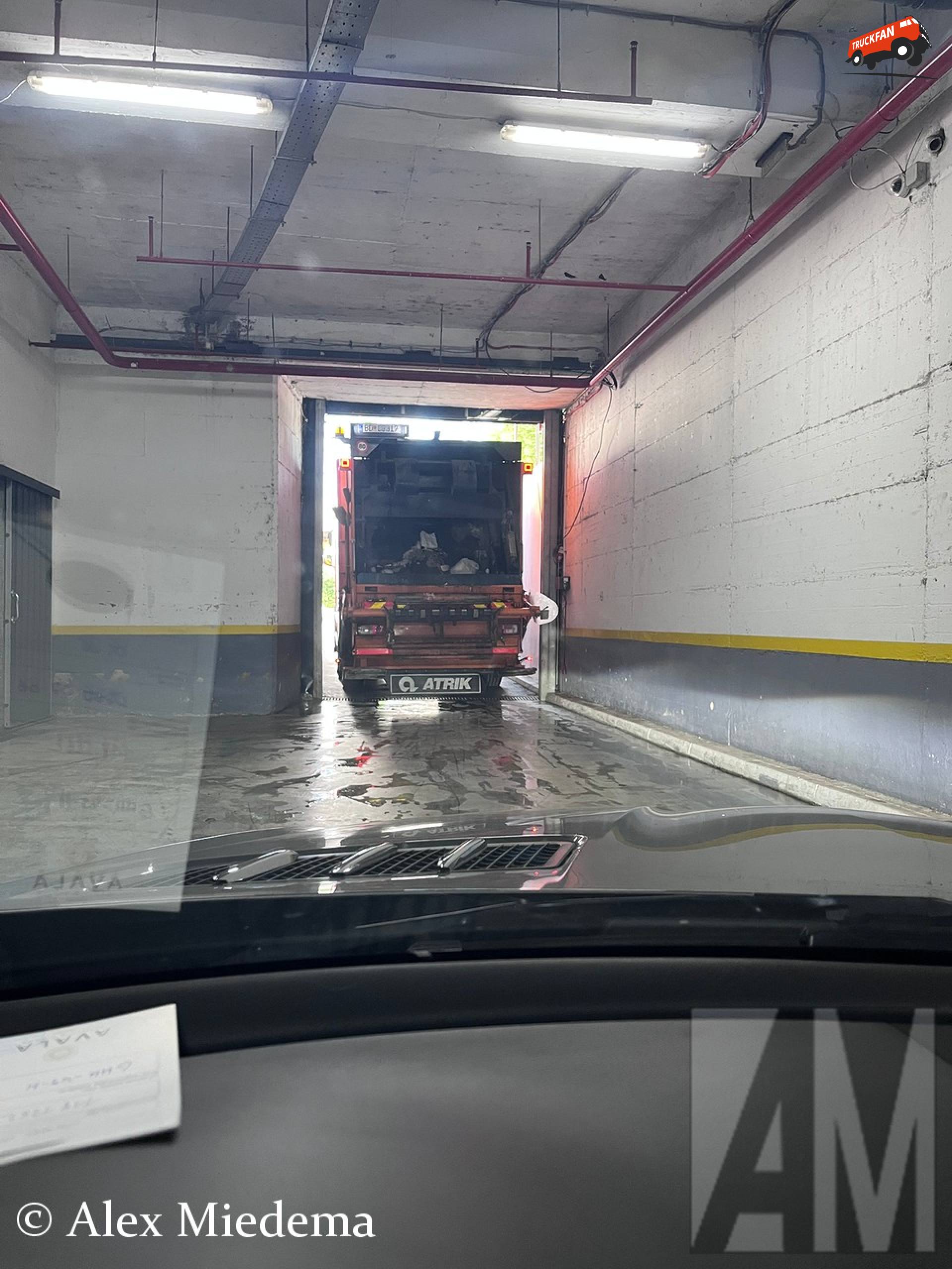 DAF XD vuilniswagen in de parkeerkelder van een hotel in Budva